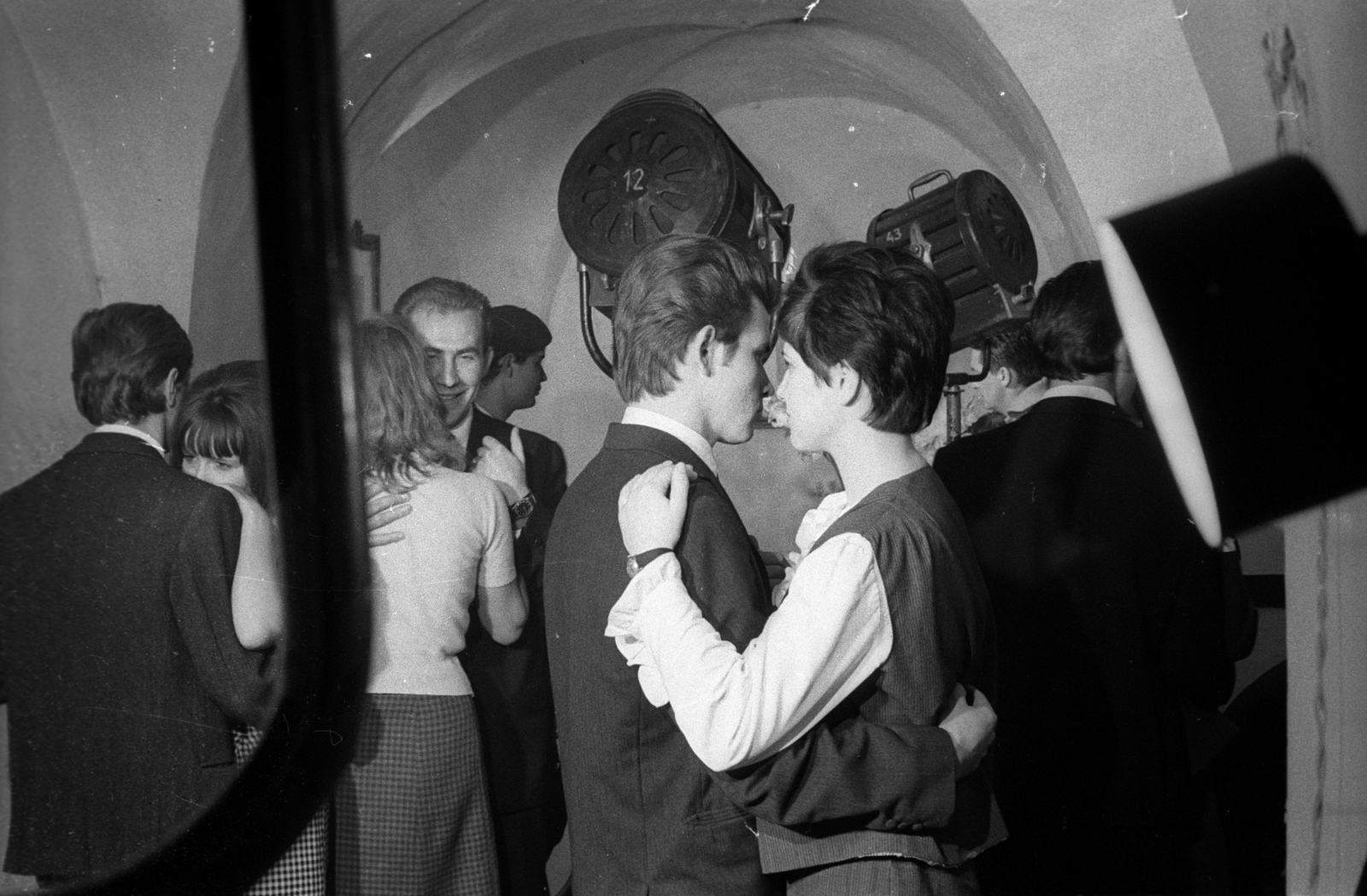 Hungary, Kőszeg, Jurisics tér, Lábas-ház. A felvétel a Sok hűség semmiért című film forgatásakor készült., 1966, Hunyady József, filming, dance, Fortepan #106257