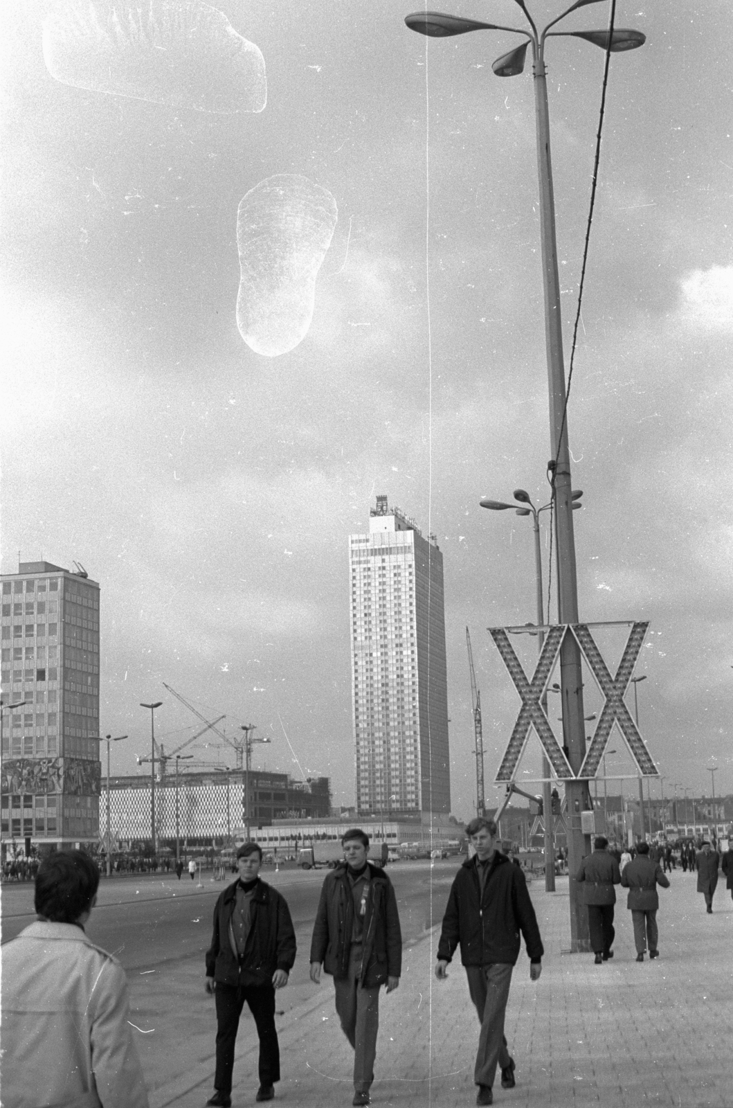 Németország, Berlin, Kelet-Berlin, Karl Marx Allee az Alexanderplatz felé nézve., 1969, Hunyady József, szálloda, NDK, szocreál, Kelet-Berlin, magasház, modern építészet, falfestmény, bevásárlóközpont, Hermann Henselmann-terv, Roland Korn-terv, Heinz Scharlipp-terv, Josef Kaiser-terv, Walter Womacka-terv, Hans Erich Bogatzky-terv, római számok, Günter Kunert-terv, Fortepan #106268