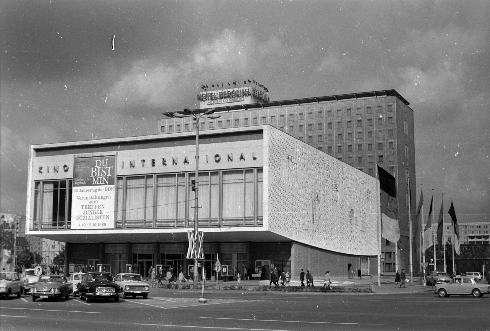 Germany, Berlin, Kelet-Berlin, Karl Marx Allee, Kino International mozi, mögötte a Hotel Berolina., 1969, Hunyady József, hotel, GDR, movie theater, East-Berlin, Josef Kaiser-design, Heinz Aust-design, Fortepan #106272