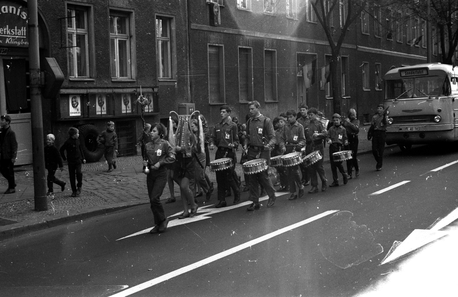 Germany, Berlin, Kelet-Berlin, Berliner Allee (Klement-Gottwald-Allee)., 1969, Hunyady József, Ikarus-brand, band, GDR, drum, drummer, bus, Fortepan #106273