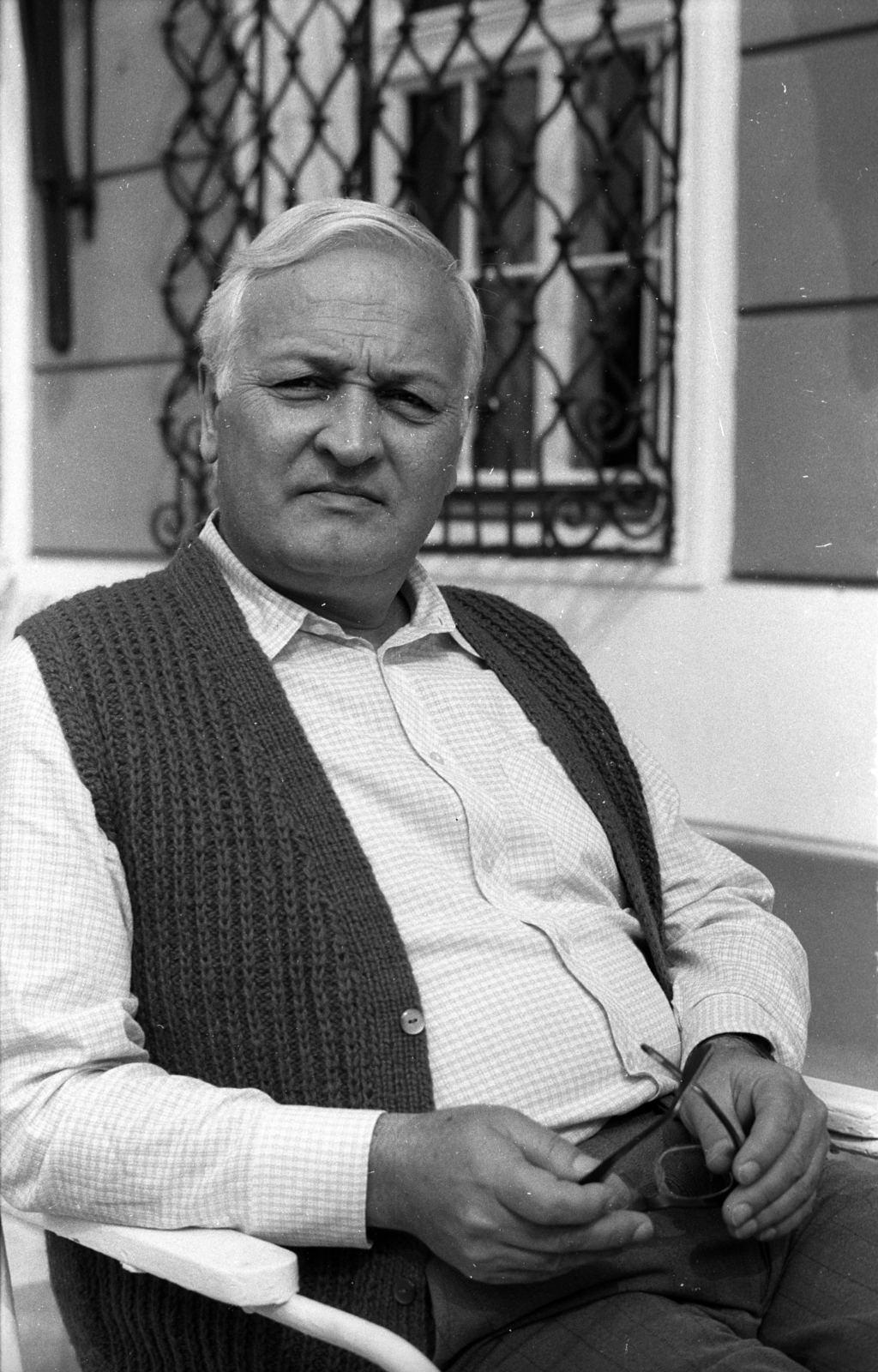 Magyarország,Balaton, Szigliget, Esterházy-kastély, az Írók Alkotóházának terasza. Csontos Gábor író., 1975, Hunyady József, Fortepan #106298