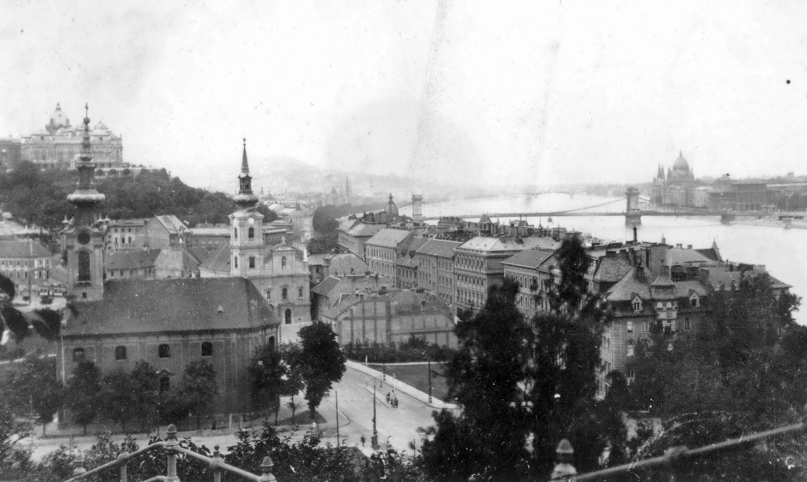 Hungary, Tabán, Budapest I., kilátás a Gellérthegyről a Királyi Palota (később Budavári Palota) és a Széchenyi Lánchíd felé. Előtérben a Szent Demeter szerb templom és az Alexandriai Szent Katalin-templom., 1942, Mészöly Leonóra, parliament, Danube, Budapest, suspension bridge, William Tierney Clark-design, Fortepan #10633