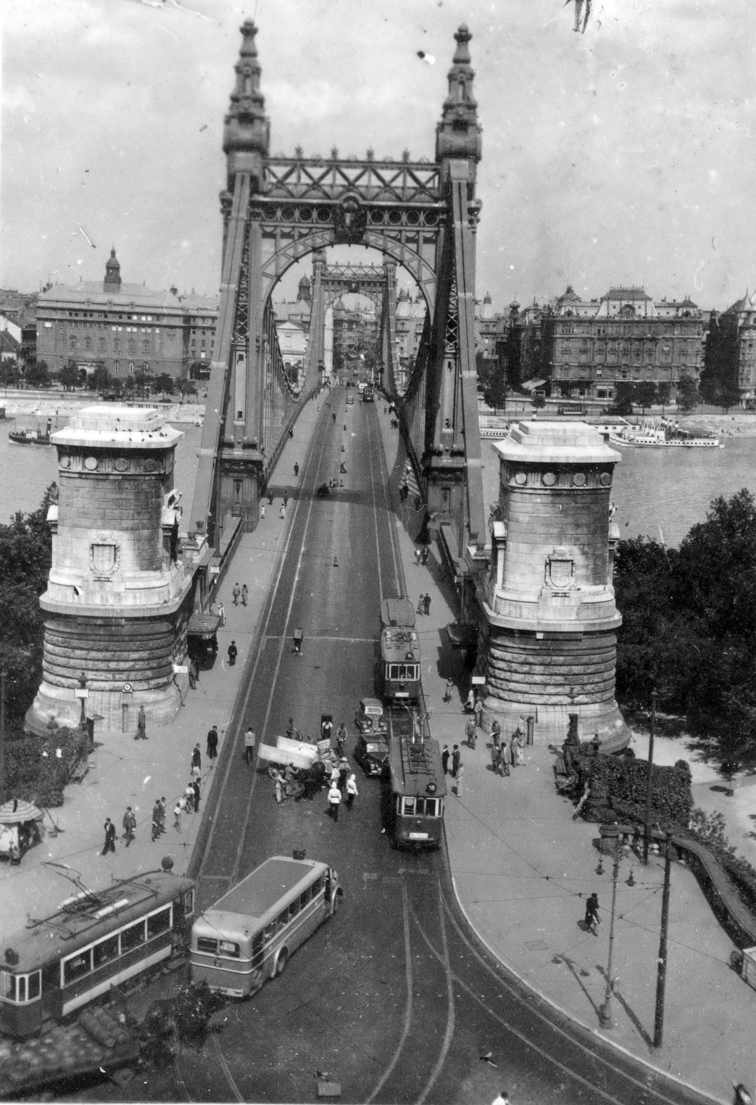 Magyarország, Budapest, Erzsébet híd a budai hídfő felől., 1940, Mészöly Leonóra, forgalom, autóbusz, baleset, lovaskocsi, rendőr, villamos, MÁVAG-márka, eklektikus építészet, függőhíd, Duna-híd, Kherndl Antal-terv, Czekelius Aurél-terv, Fortepan #10634