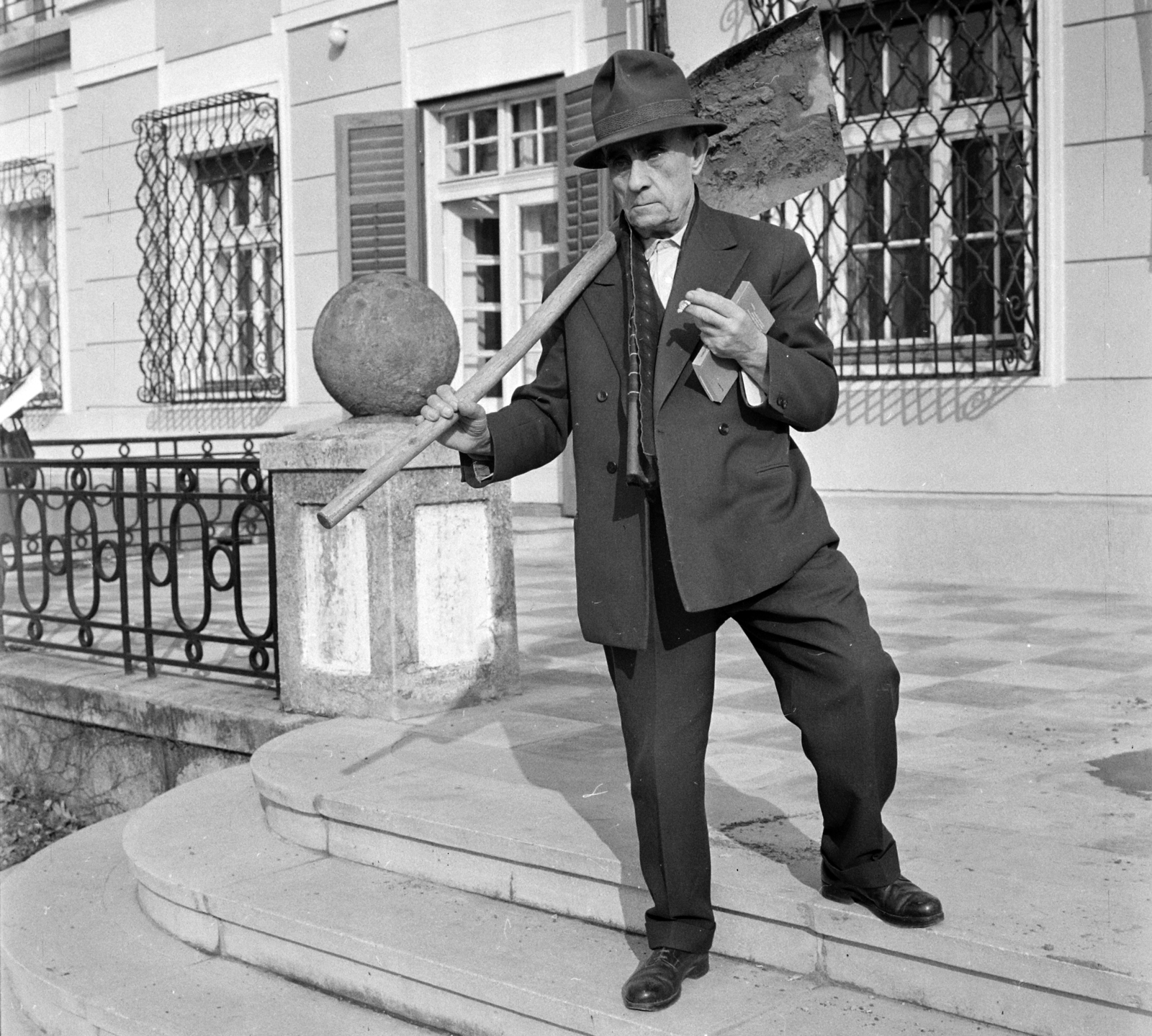 Magyarország,Balaton, Szigliget, Esterházy-kastély, az Írók Alkotóházának terasza. Kassák Lajos író, költő, képzőművész., 1965, Hunyady József, Fortepan #106349