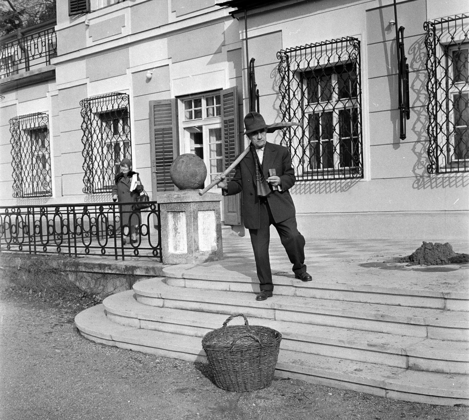 Magyarország,Balaton, Szigliget, Esterházy-kastély, az Írók Alkotóházának terasza. Kassák Lajos író, költő, képzőművész., 1965, Hunyady József, Fortepan #106350