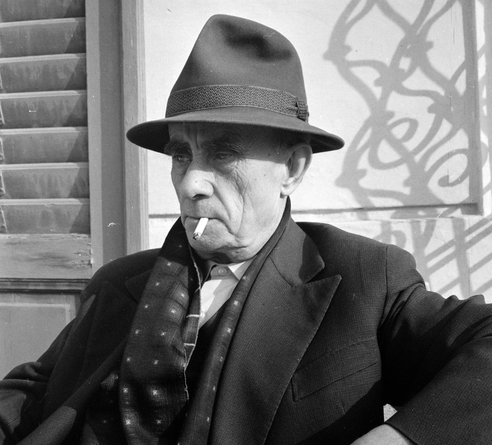 Magyarország,Balaton, Szigliget, Esterházy-kastély, az Írók Alkotóházának terasza. Kassák Lajos író, költő, képzőművész., 1965, Hunyady József, Fortepan #106356