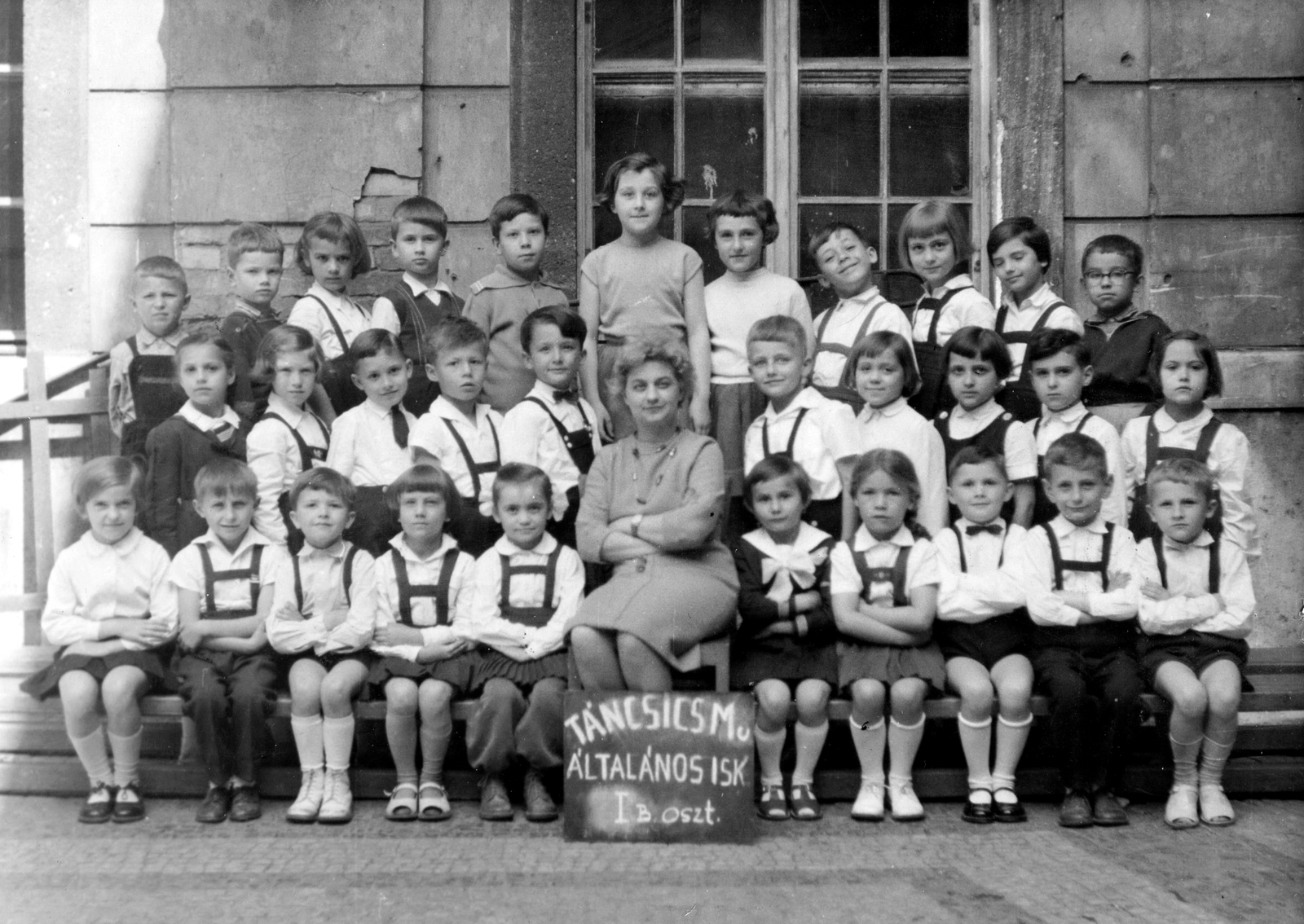 Hungary, Budapest I., Táncsics Mihály utca 7., Erdődy (Hatvany) palota udvara., 1961, Mészöly Leonóra, school, class photo, tableau, teacher, Budapest, Fortepan #10637