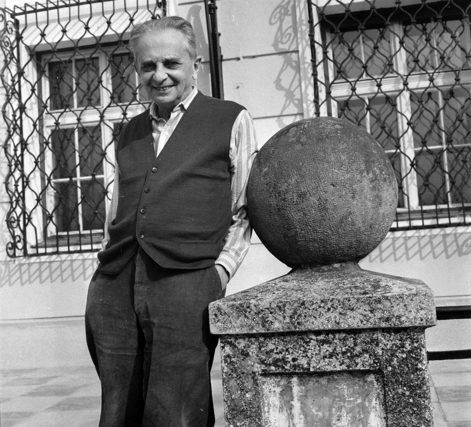Magyarország,Balaton, Szigliget, Esterházy-kastély, az Írók Alkotóházának terasza. Lengyel József író., 1965, Hunyady József, Fortepan #106372