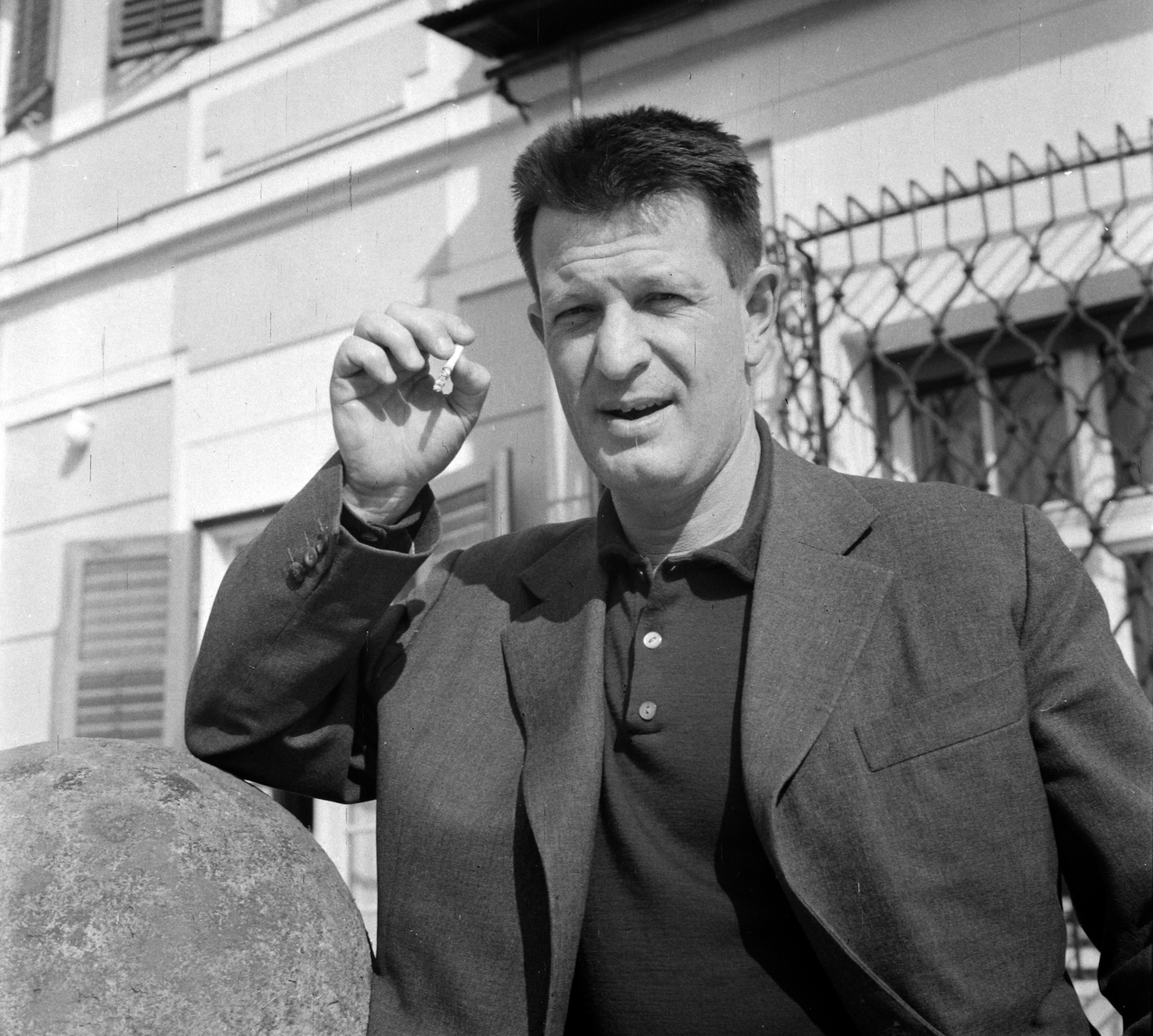 Magyarország,Balaton, Szigliget, Esterházy-kastély, az Írók Alkotóházának terasza. Karinthy Ferenc (Cini) író., 1965, Hunyady József, Fortepan #106377