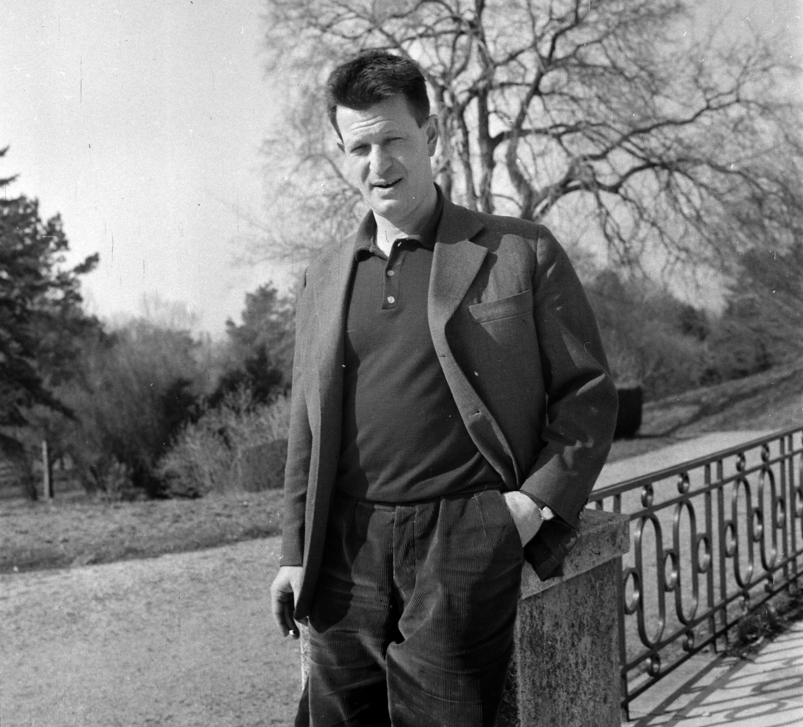 Magyarország,Balaton, Szigliget, Esterházy-kastély, az Írók Alkotóházának terasza. Karinthy Ferenc (Cini) író., 1965, Hunyady József, Fortepan #106381