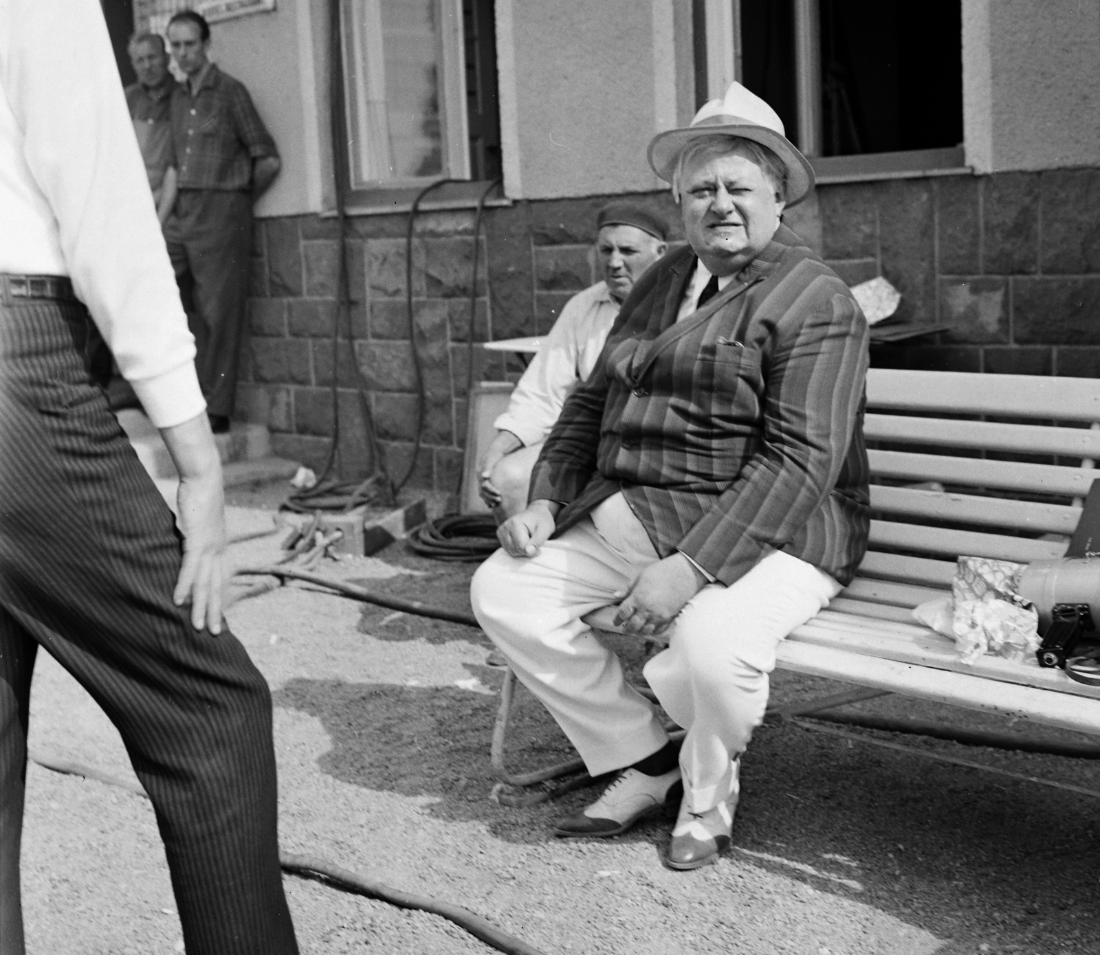 Hungary, Balatonvilágos, Balatonaliga, vasútállomás. Szendrő József színművész az Utószezon című film forgatásán., 1966, Hunyady József, filming, Fortepan #106419