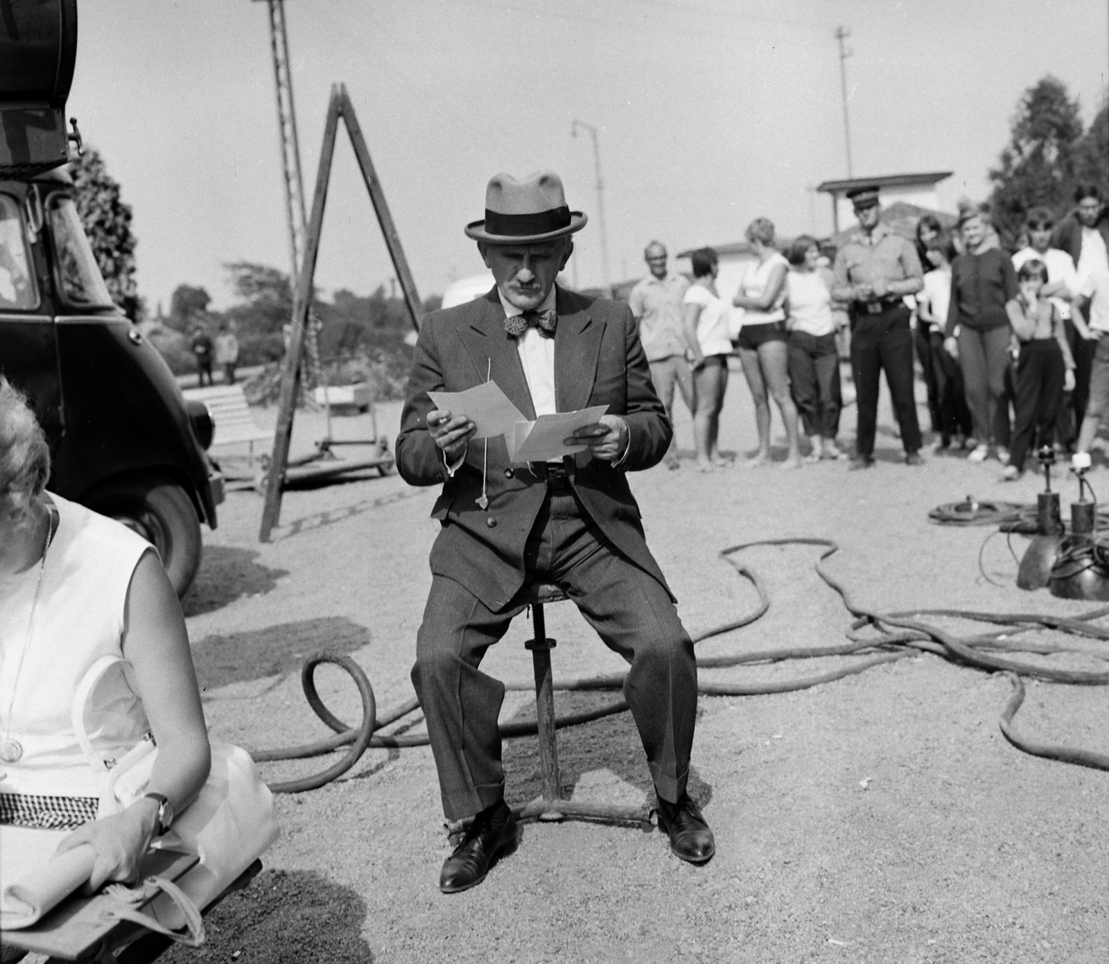 Hungary, Balatonvilágos, Balatonaliga, vasútállomás. Rajz János színművész az Utószezon című film forgatásán., 1966, Hunyady József, filming, swivel chair, Fortepan #106422