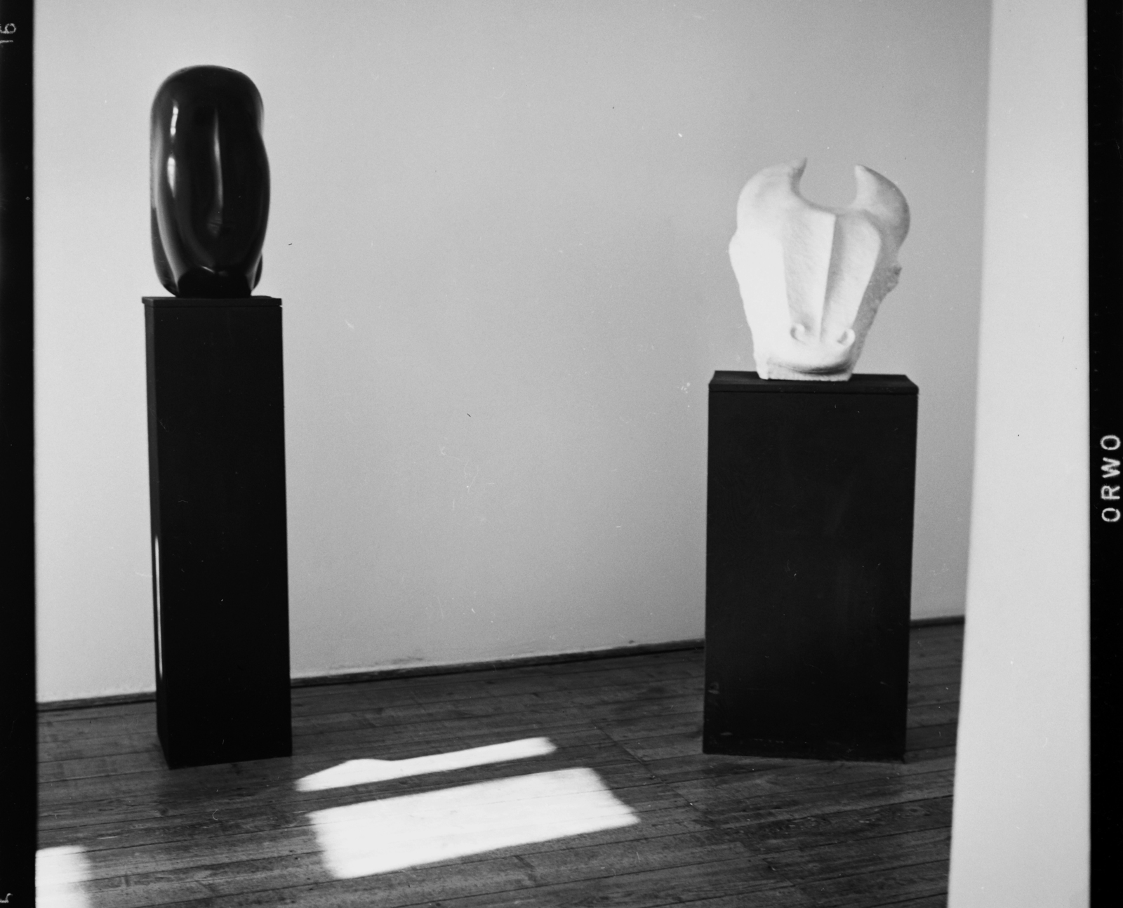 Magyarország,Balaton, Tihany, a Bencés Apátság Galériája, Borsos Miklós szobrászművész kiállítása, Az ifjú párka, mellette a Mitológia című szobor., 1965, Hunyady József, Fortepan #106433