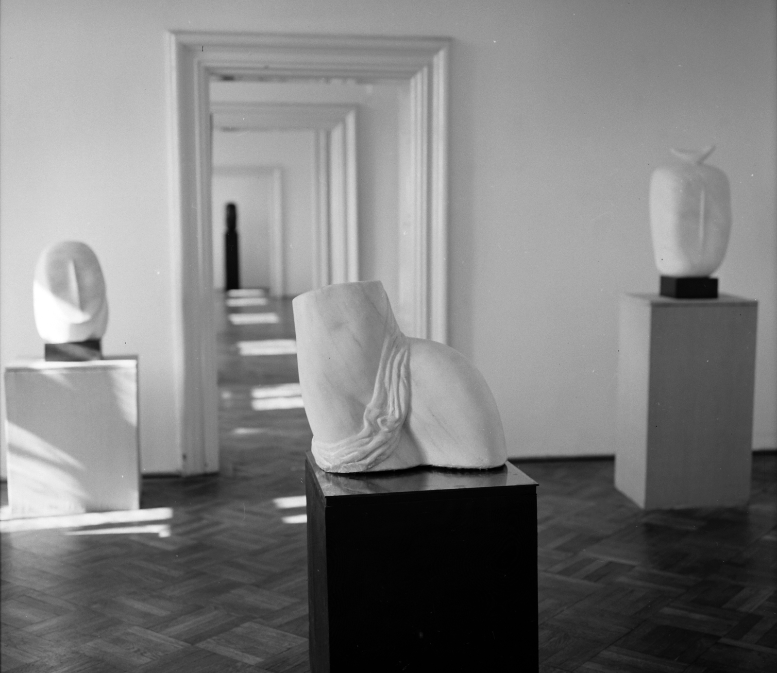 Magyarország,Balaton, Tihany, a Bencés Apátság Galériája, Borsos Miklós szobrászművész kiállítása. Balra a Napbanéző, előtérben a Vénusz születése című szobor., 1965, Hunyady József, Fortepan #106435