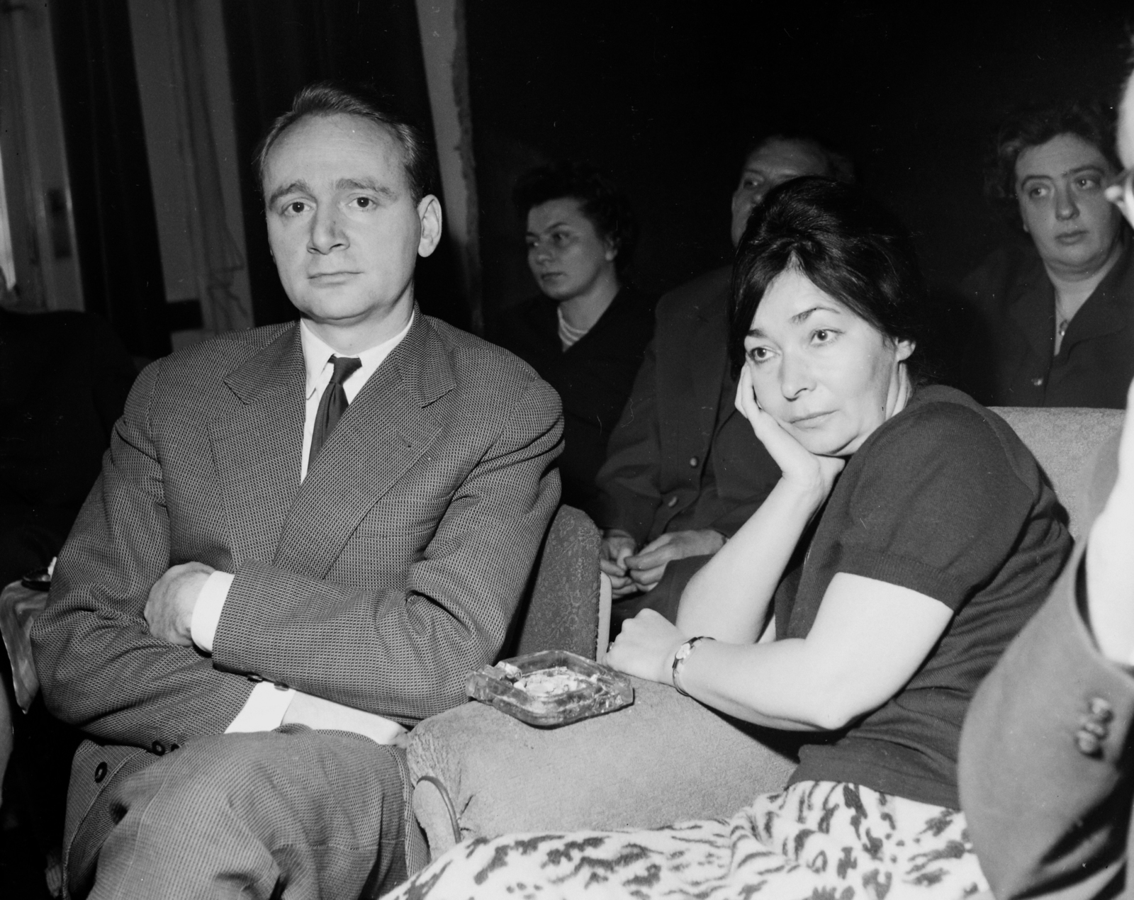 Hungary, Budapest VI., Réz Ádám műfordító és Szabó Magda író. A felvétel az Írószövetség Bajza utca 18. alatti székházában készült., 1964, Hunyady József, Budapest, prop up the head, leg over leg, Fortepan #106449
