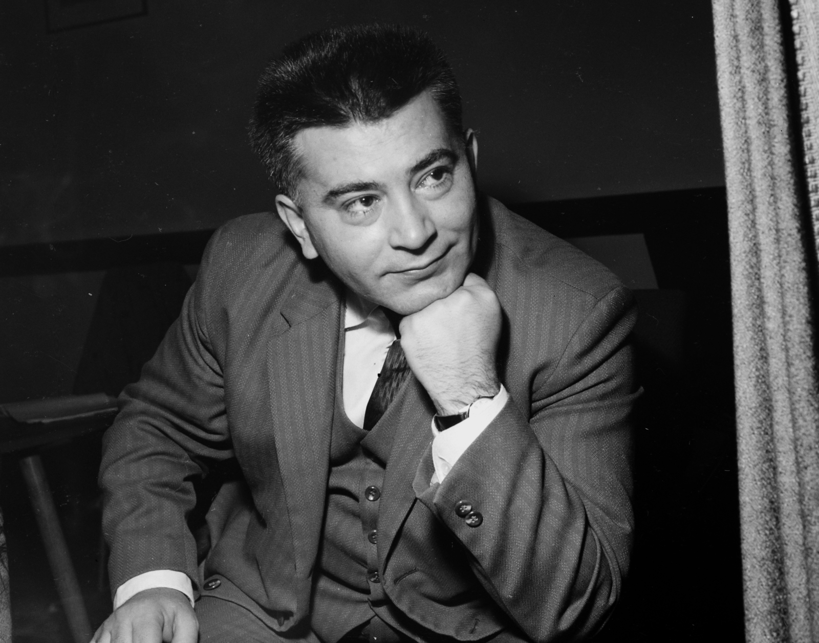 Hungary, Budapest VI., Bábi Tibor költő, újságíró, műfordító. A felvétel az Írószövetség Bajza utca 18. alatti székházában készült., 1964, Hunyady József, Budapest, prop up the head, Fortepan #106451