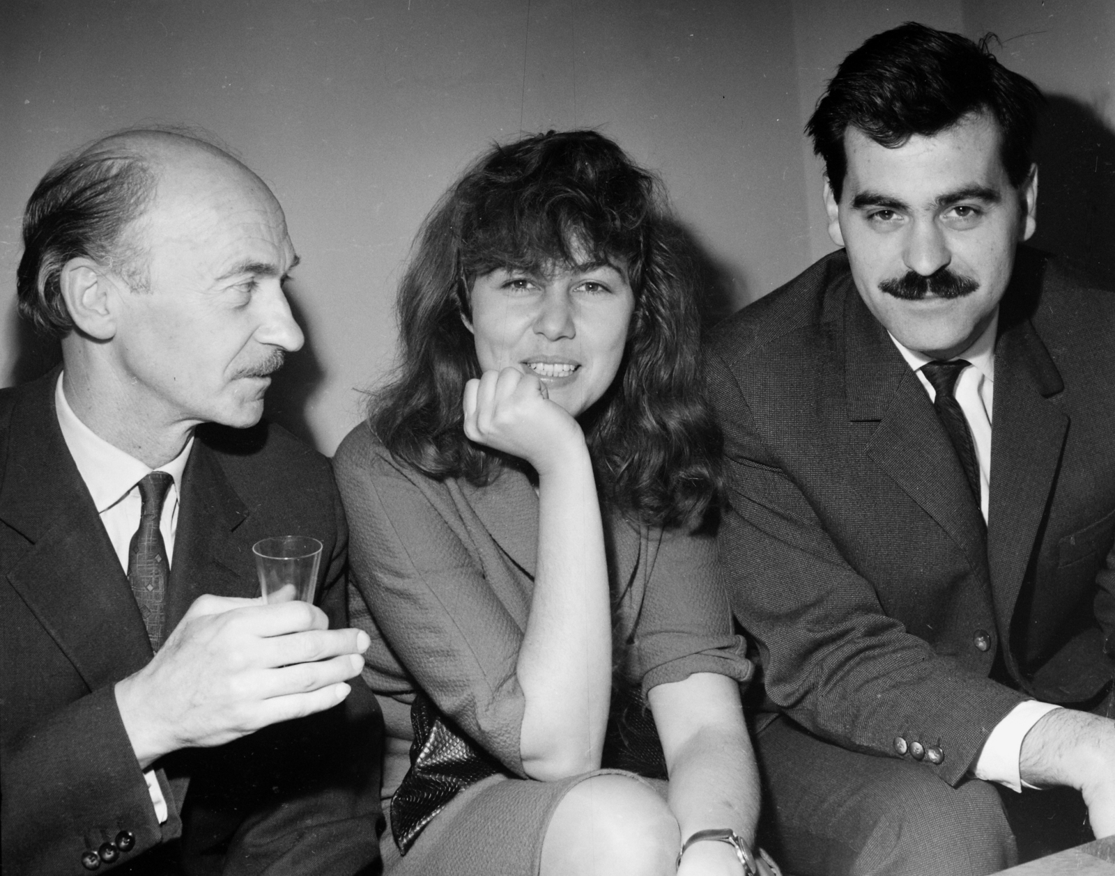 Hungary, Budapest VI., Jékely Zoltán költő és Katona Tamás történész. A felvétel az Írószövetség Bajza utca 18. alatti székházában készült., 1964, Hunyady József, Budapest, prop up the head, Fortepan #106454