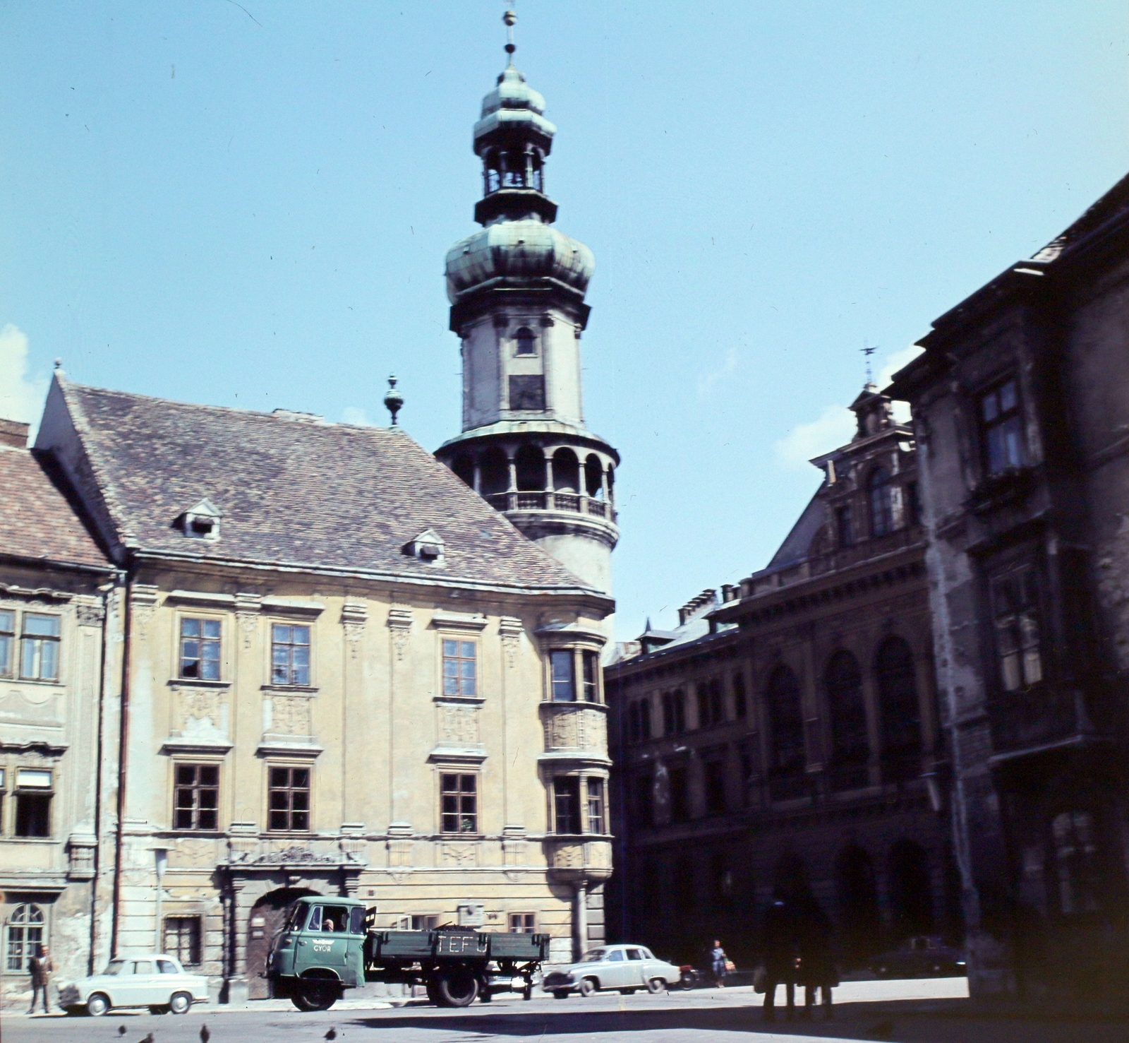 Magyarország, Sopron, Fő (Beloiannisz) tér a Városháza (jobbra takarásban) és a Tűztorony felé nézve., 1965, Hunyady József, színes, Fortepan #106485
