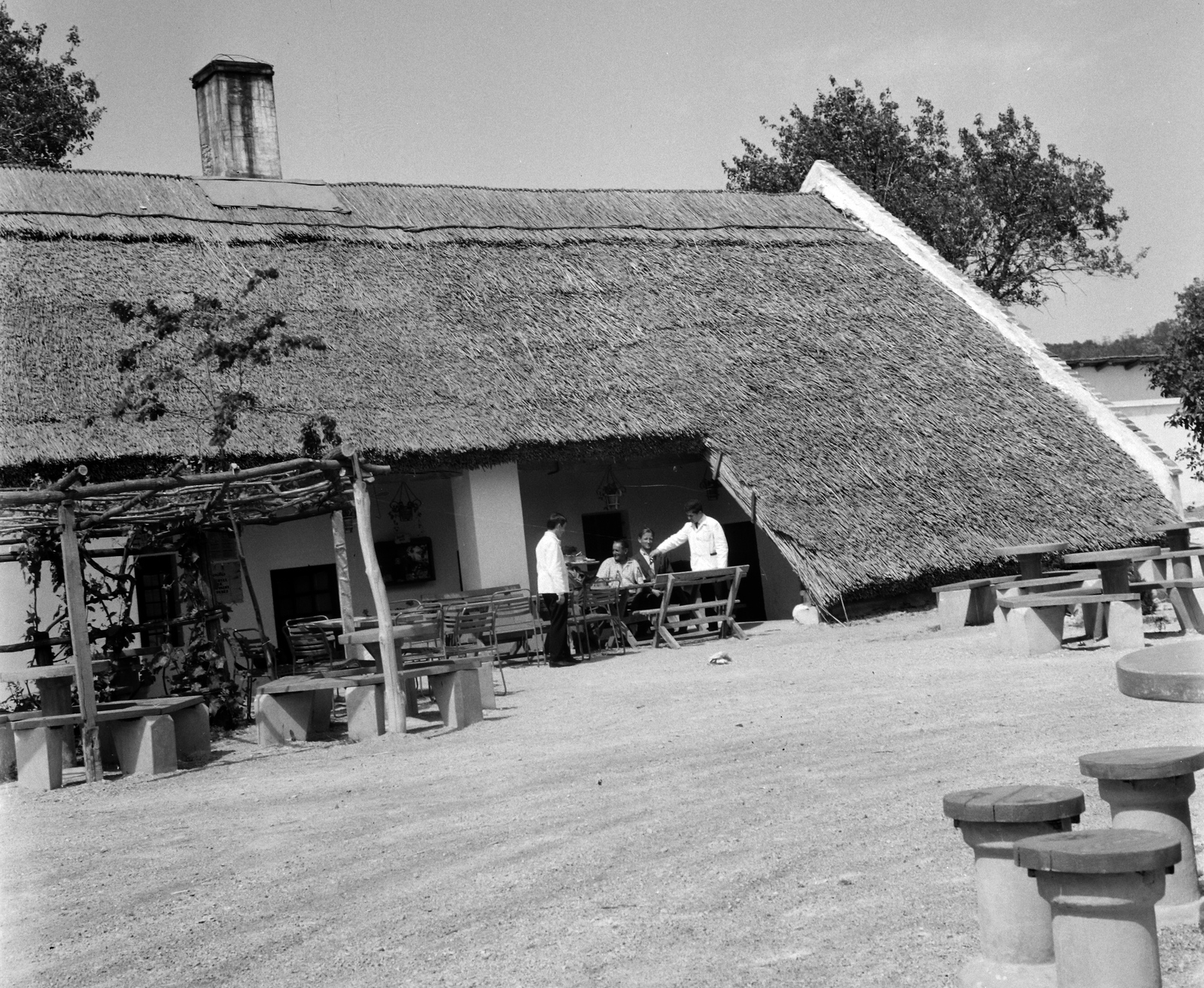 Hungary, Rezi, Gyöngyösi Betyárcsárda., 1968, Hunyady József, thatch roof, bower, Fortepan #106501