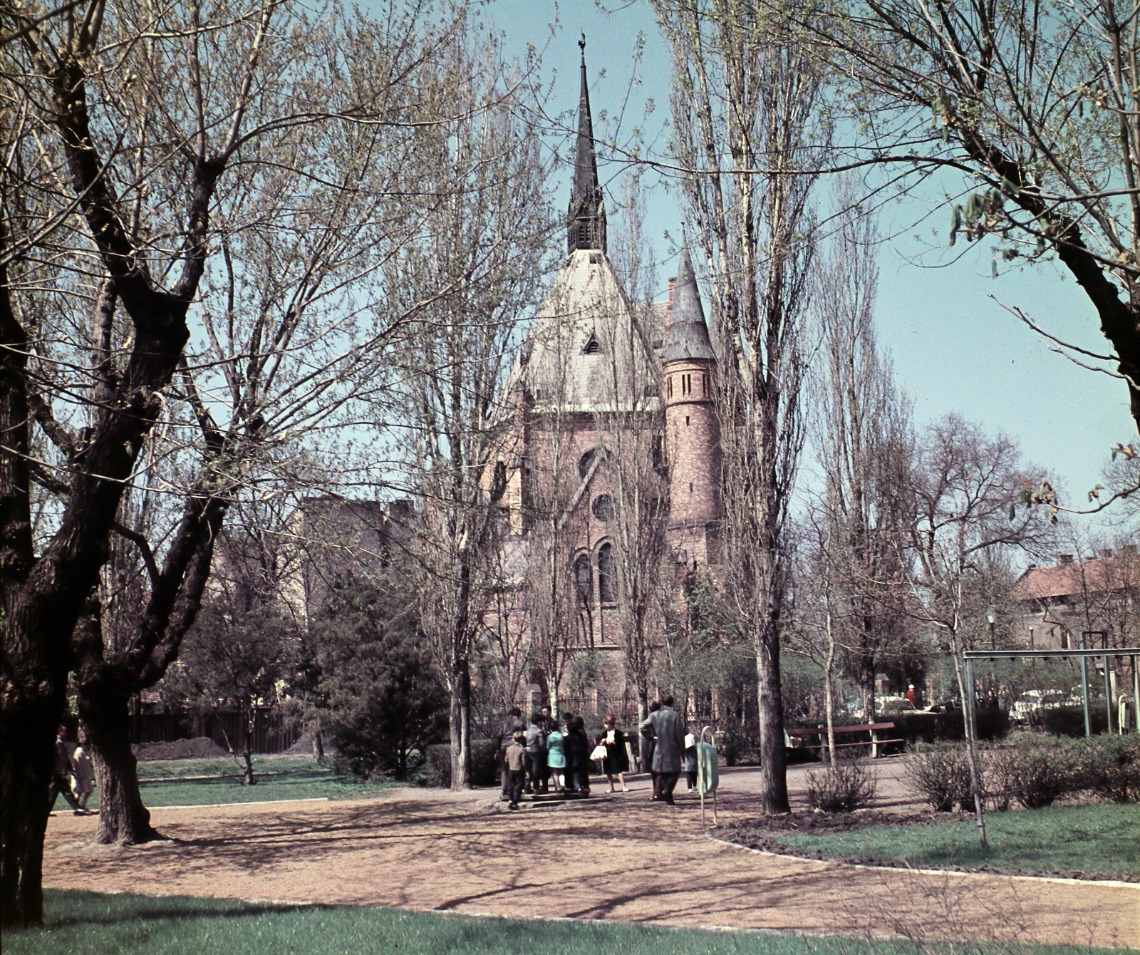 Hungary, Szolnok, Tisza park (Felszabadulás tér), református templom., 1964, Hunyady József, colorful, Fortepan #106506