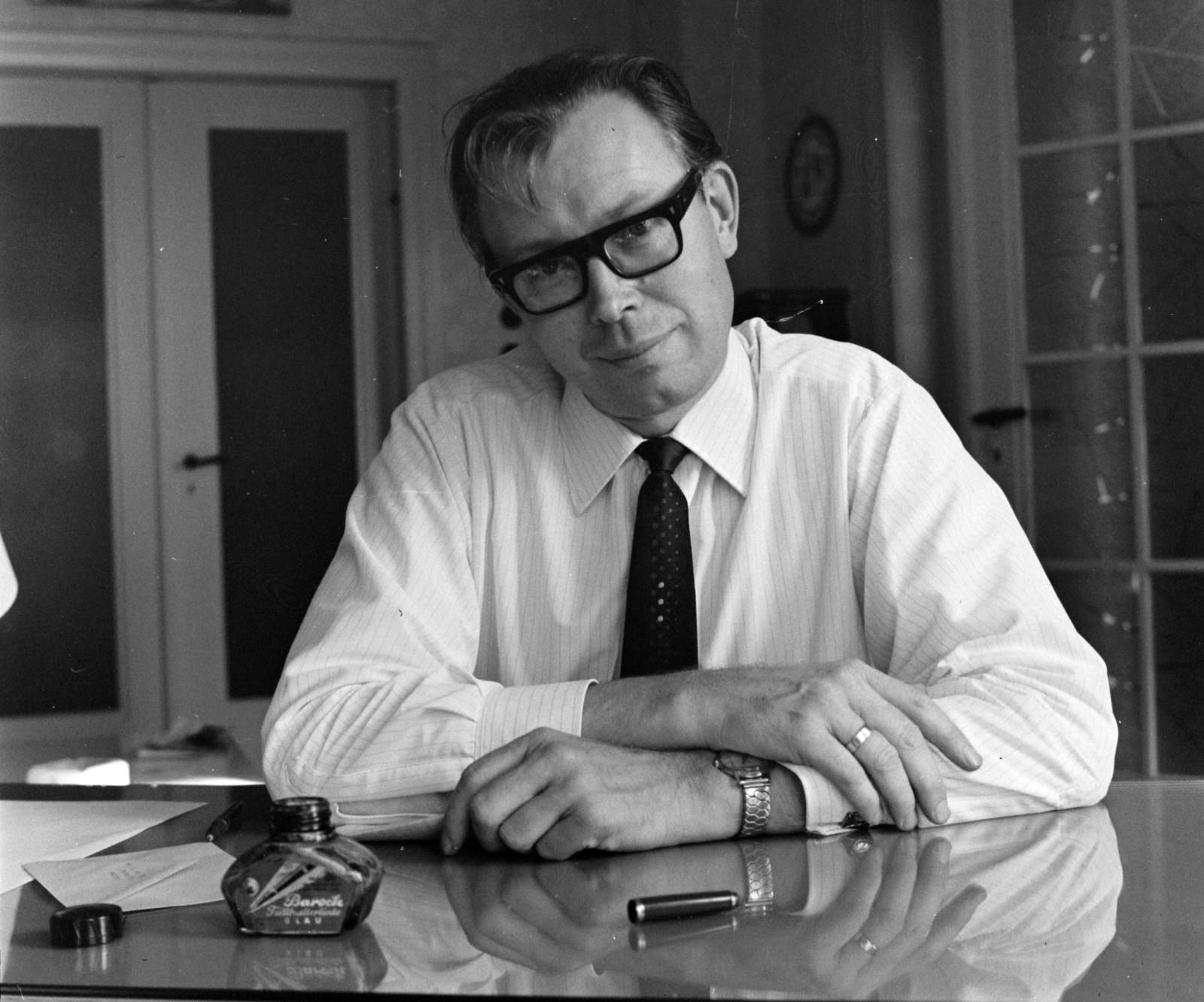 Germany, Leipzig, Hans Pfeiffer német író., 1969, Hunyady József, portrait, ink bottle, GDR, man, glasses, Fortepan #106508