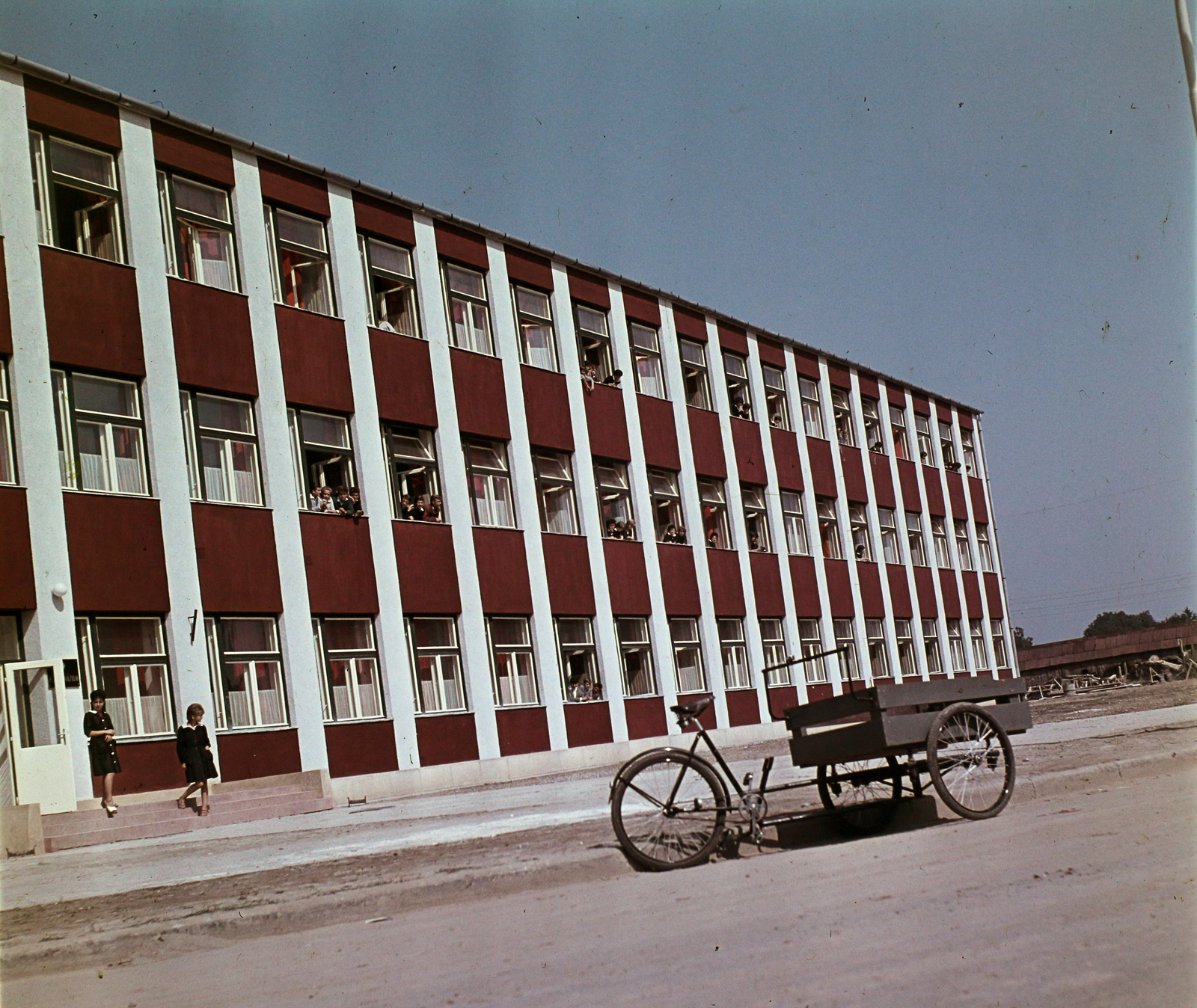 Hungary, Nagykanizsa, Platán sor 3., 2. sz. Gimnázium (később Dr. Mező Ferenc Gimnázium)., 1964, Hunyady József, school, colorful, tricycle, student, Fortepan #106520