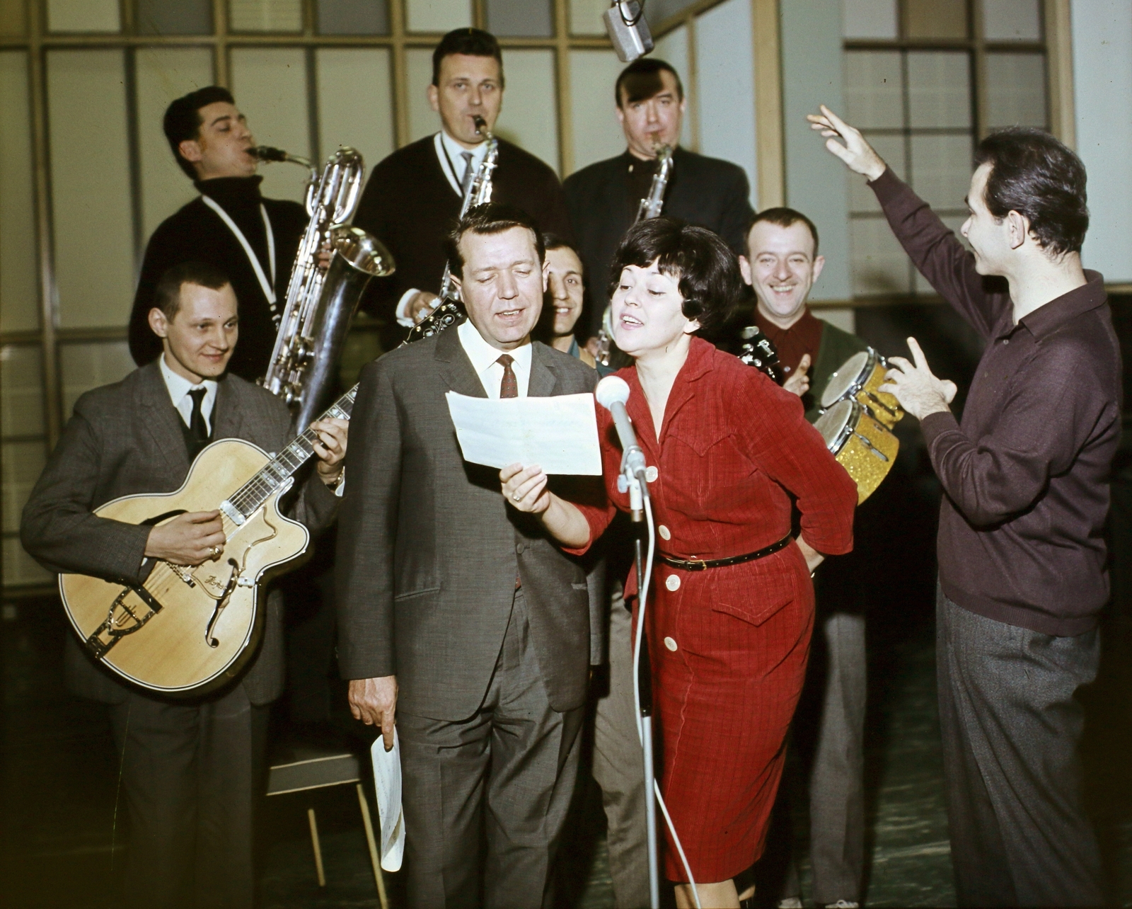 Hungary, Budapest VIII., a Magyar Rádió 8-as stúdiója, Záray Márta - Vámosi János énekes házaspár. Együttesét vezényli Jereb Ervin zeneszerző., 1967, Hunyady József, colorful, band, guitar, saxophone, Budapest, Hungarian Radio, Fortepan #106523