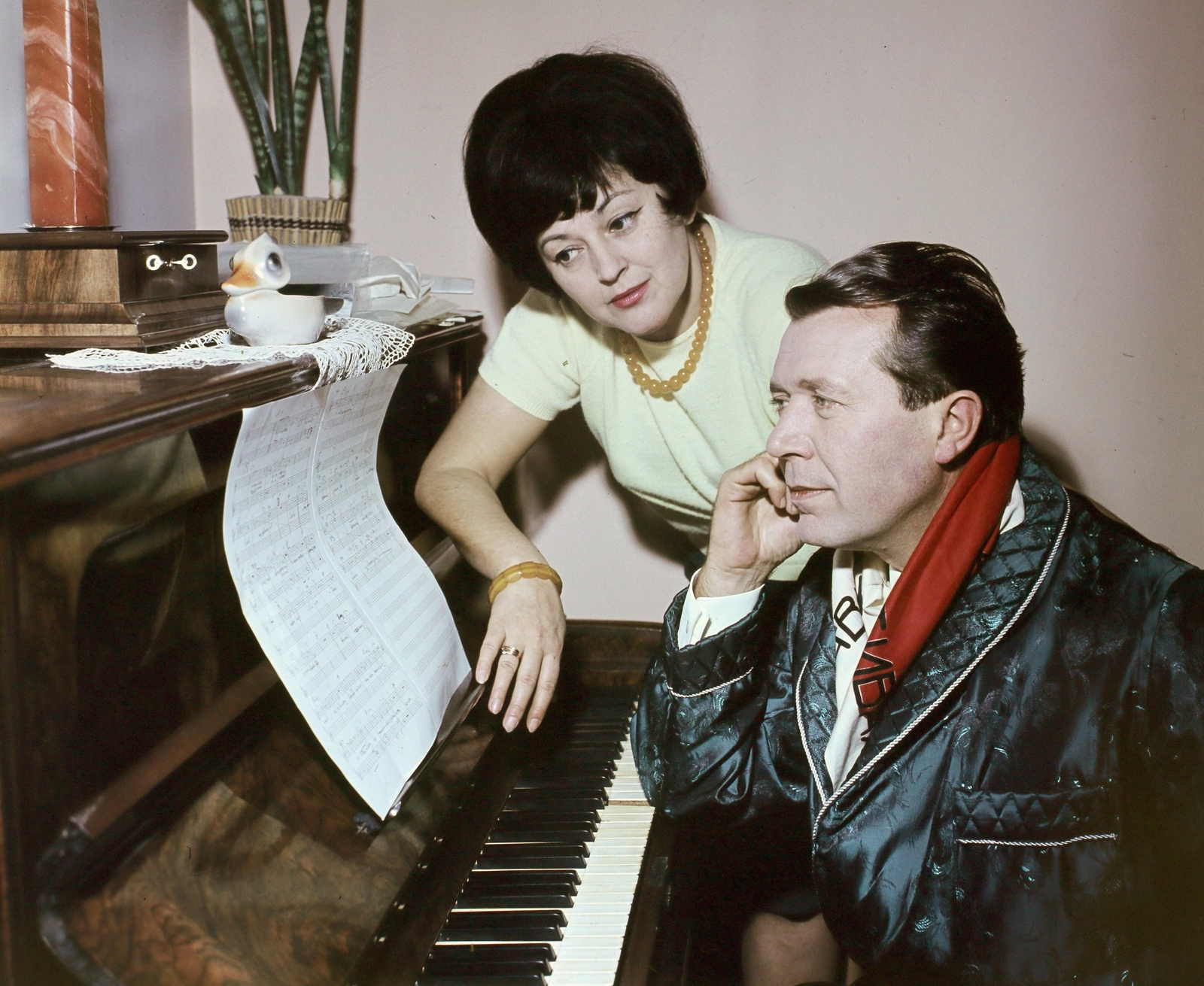 Hungary, Budapest II., Orsó utca 13., a Záray Márta - Vámosi János énekes házaspár otthonukban., 1967, Hunyady József, colorful, piano, Budapest, Fortepan #106524