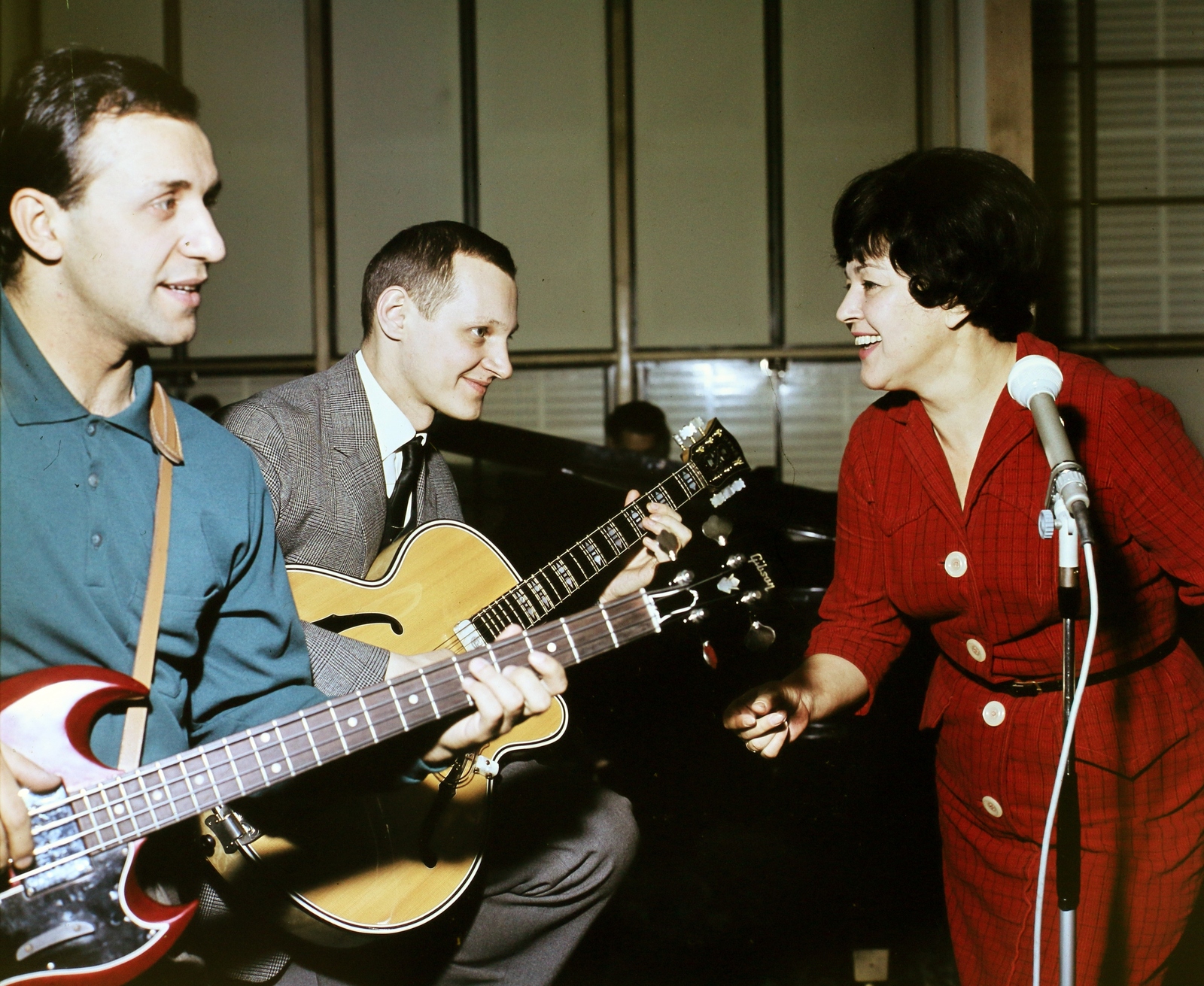 Hungary, Budapest VIII., a Magyar Rádió 8-as stúdiója, Záray Márta énekesnő Jereb Ervin együttesének tagjaival., 1967, Hunyady József, colorful, guitar, Budapest, Hungarian Radio, Fortepan #106525