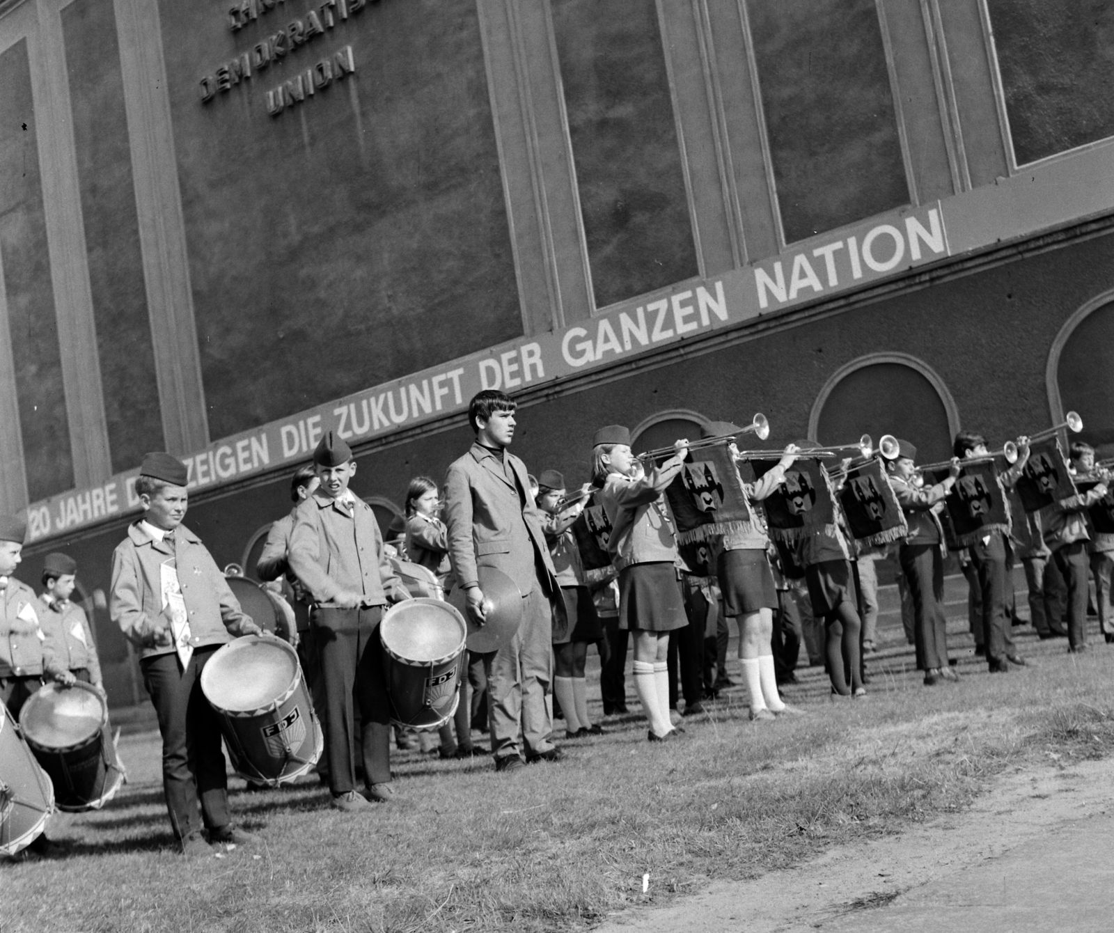 Germany, Berlin, Kelet-Berlin, Jägerstrasse, a zenekar a 61. számú üres telken játszik, mögöttük az 59-60. számú ház tűzfala., 1969, Hunyady József, trumpet, band, GDR, drum, german text, drummer, Fortepan #106530