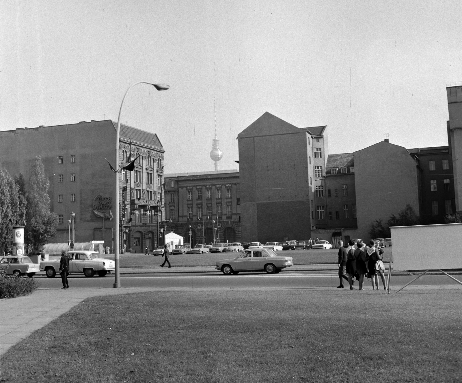 Németország, Berlin, Kelet-Berlin, előtérben a Friedrichstrasse, szemben a Charlottenstrasse épületei, balra a Französische Strasse 47. látható., 1969, Hunyady József, tévétorony, NDK, Kelet-Berlin, járókelő, automobil, Fortepan #106533