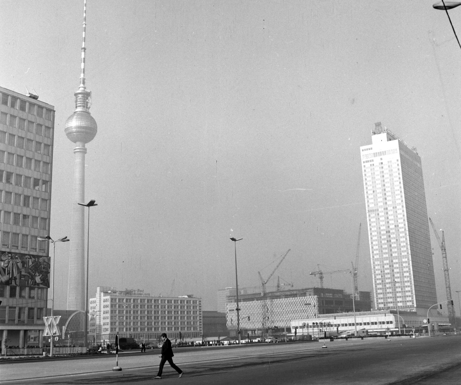 Germany, Berlin, Kelet-Berlin, Alexanderplatz a Karl Marx Allee torkolata felől nézve, szemben a TV torony, balra a Haus des Lehrers, jobbra a Hotel Stadt Berlin., 1969, Hunyady József, hotel, TV tower, GDR, socialist realism, East-Berlin, modern architecture, wall painting, department store, Hermann Henselmann-design, Roland Korn-design, Heinz Scharlipp-design, Josef Kaiser-design, Walter Womacka-design, Hans Erich Bogatzky-design, Roman numerals, Günter Kunert-design, crane, construction, Fortepan #106535