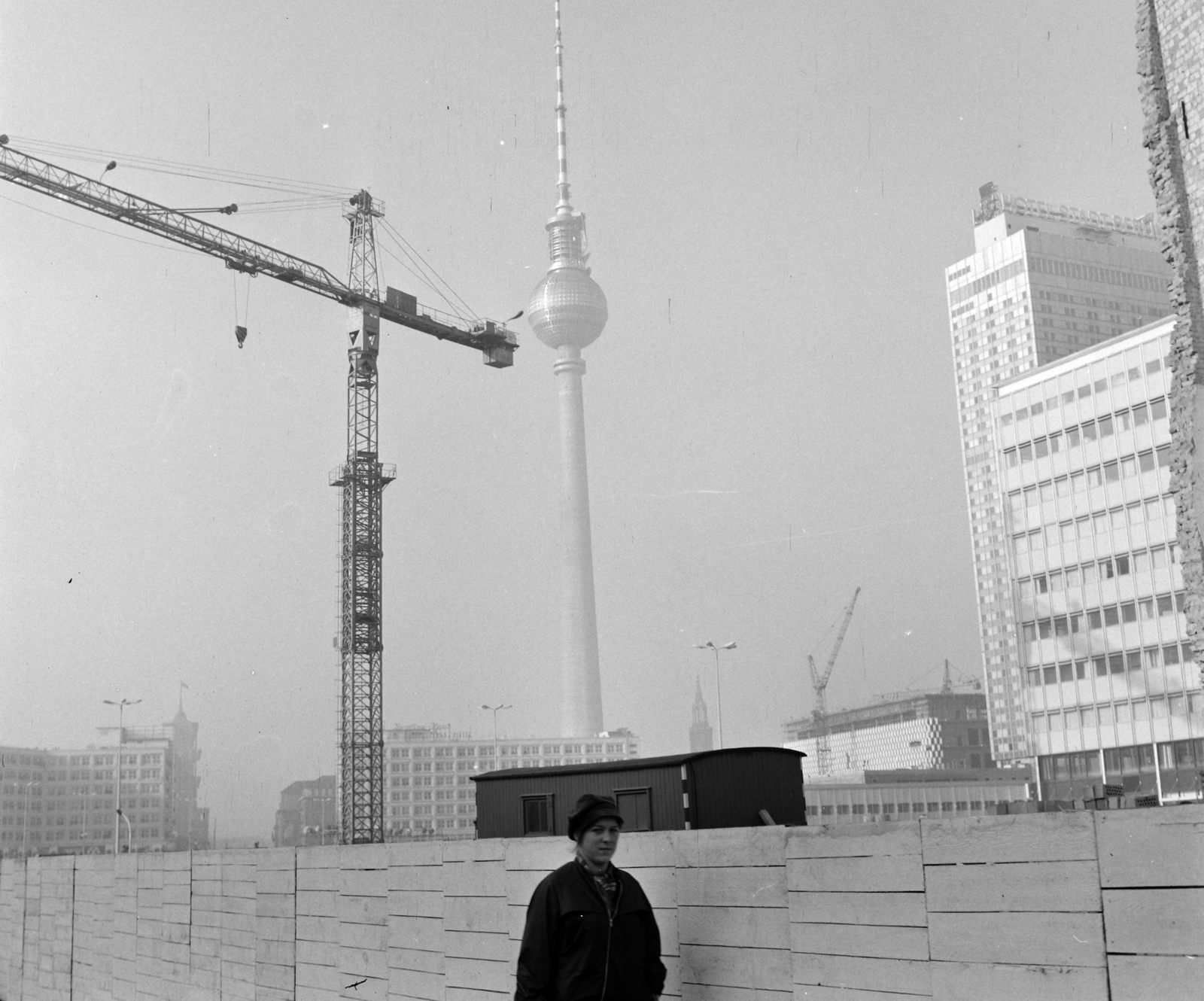 Germany, Berlin, Kelet-Berlin, Alexanderplatz az Otto Braun Strasse (Hans Beimler Strasse) felől nézve, háttérben a TV torony és a Hotel Stadt Berlin, előtérben a Haus des Reisens építkezése., 1969, Hunyady József, construction, TV tower, GDR, East-Berlin, tower crane, department store, Hermann Henselmann-design, Roland Korn-design, Heinz Scharlipp-design, Josef Kaiser-design, Hans Erich Bogatzky-design, Johannes Briske-design, Roland Steiger-design, Günter Kunert-design, Fortepan #106537