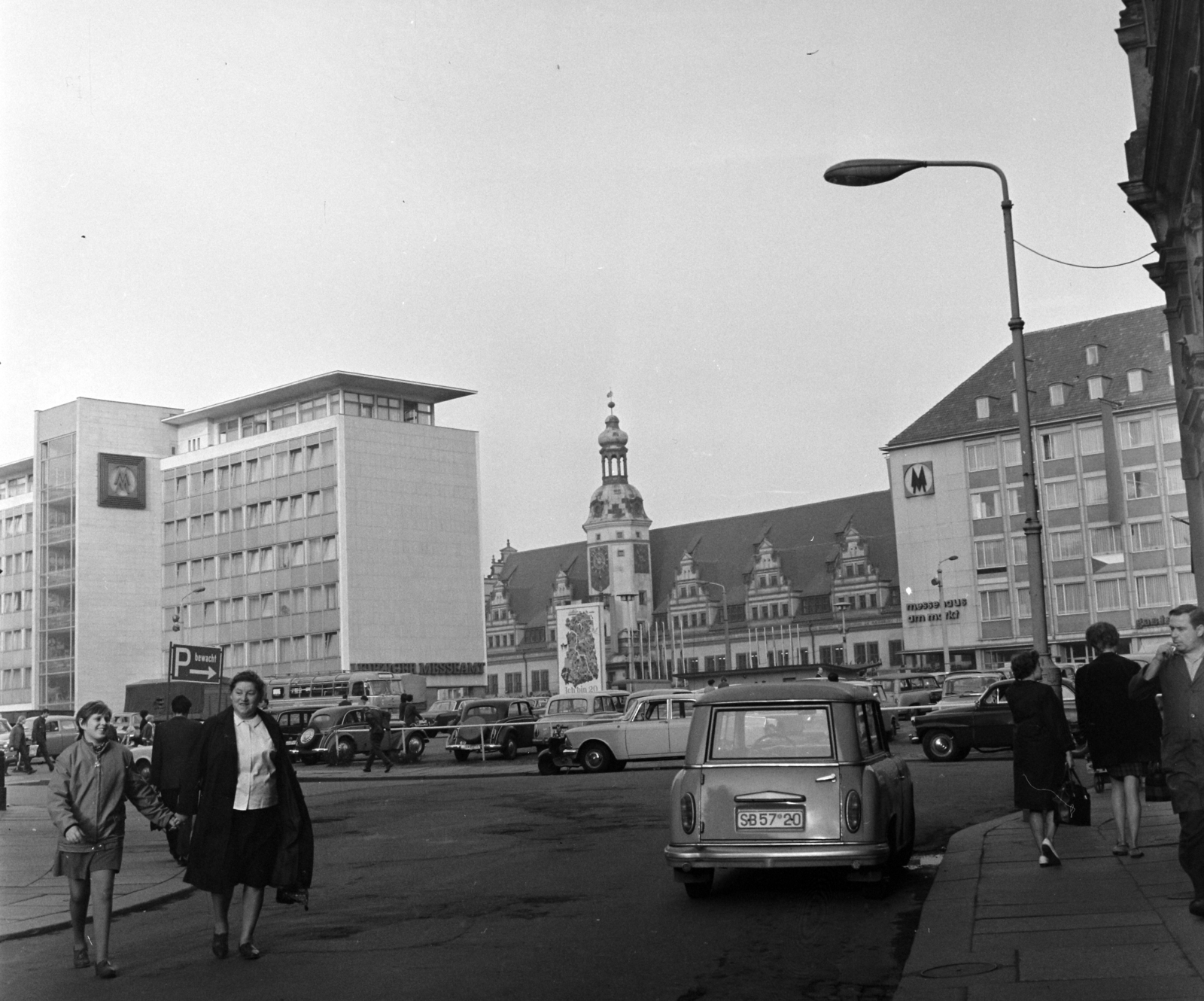 Németország, Lipcse, Markt, középen a Régi Városháza., 1969, Hunyady József, NDK, középület, reneszánsz, Hieronymus Lotter-terv, járókelő, automobil, Fortepan #106538