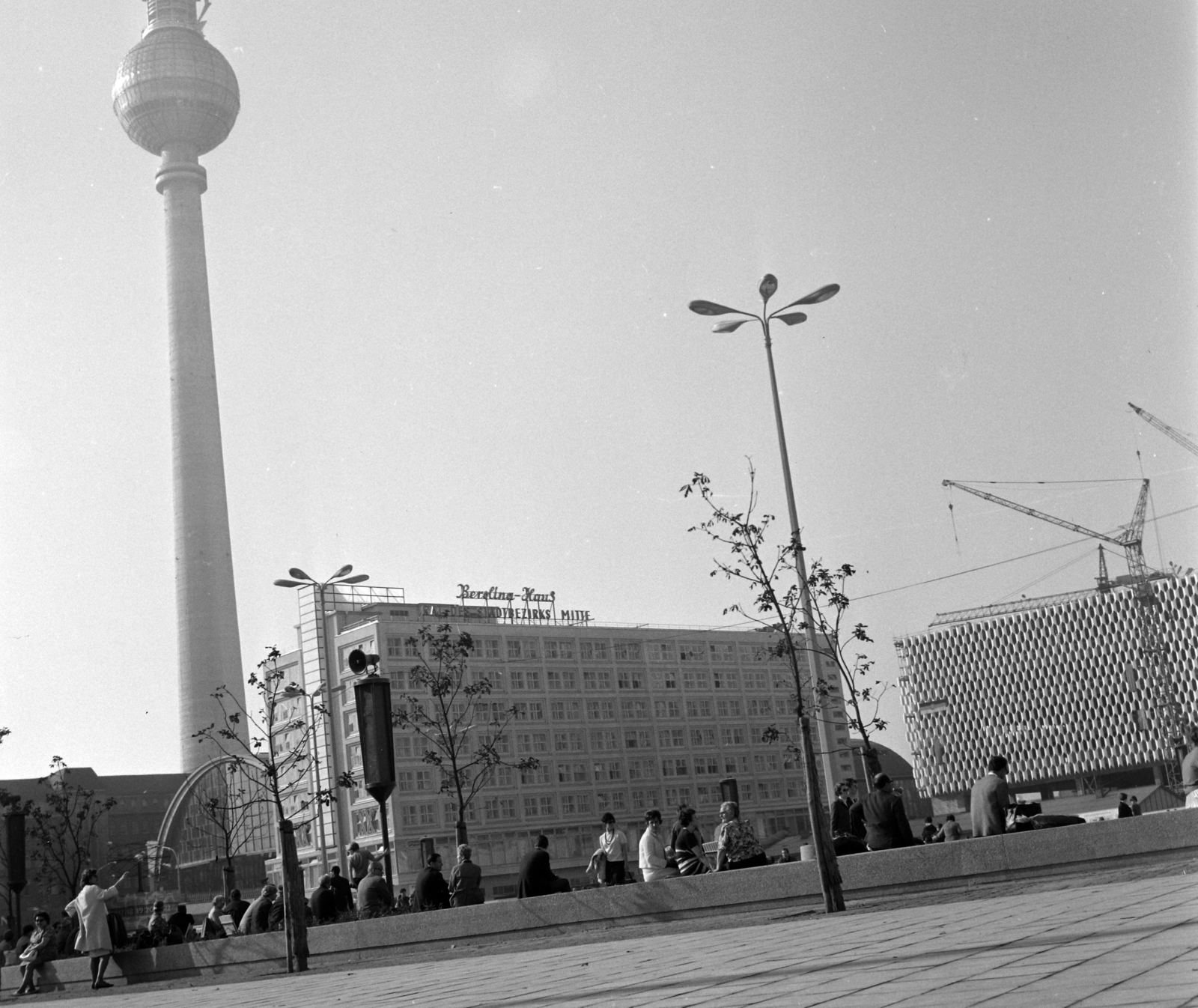 Germany, Berlin, Kelet-Berlin, Alexanderplatz, balról a TV torony, a Berolinahaus és a Centrum Áruház., 1969, Hunyady József, TV tower, GDR, train station, East-Berlin, modern architecture, department store, Hermann Henselmann-design, Josef Kaiser-design, Peter Behrens-design, Johann Eduard Jacobsthal-design, Günter Kunert-design, Fortepan #106542