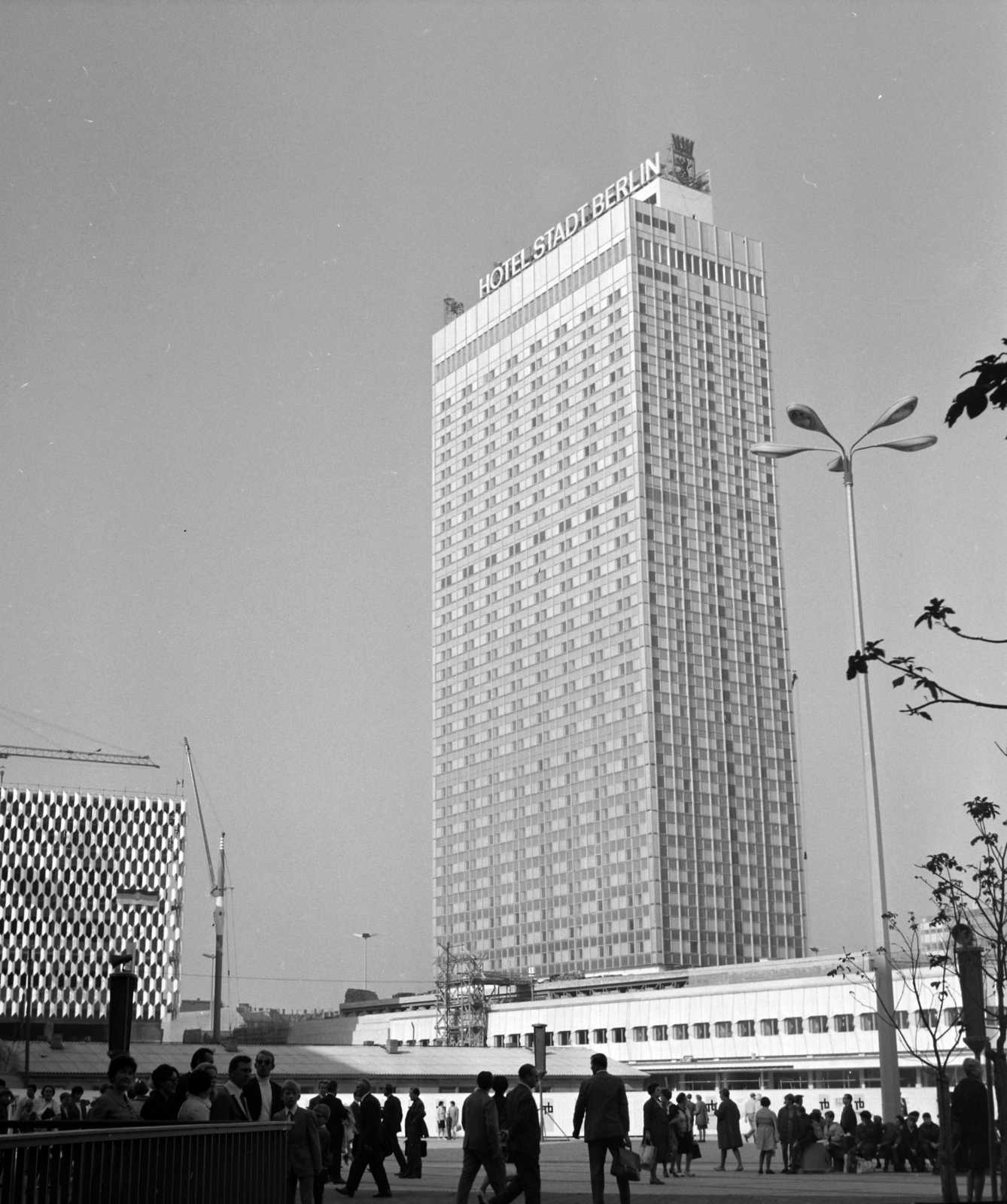 Germany, Berlin, Kelet-Berlin, Alexanderplatz, Hotel Stadt Berlin., 1969, Hunyady József, hotel, GDR, East-Berlin, tall house, modern architecture, department store, Roland Korn-design, Heinz Scharlipp-design, Josef Kaiser-design, Hans Erich Bogatzky-design, Günter Kunert-design, Fortepan #106543