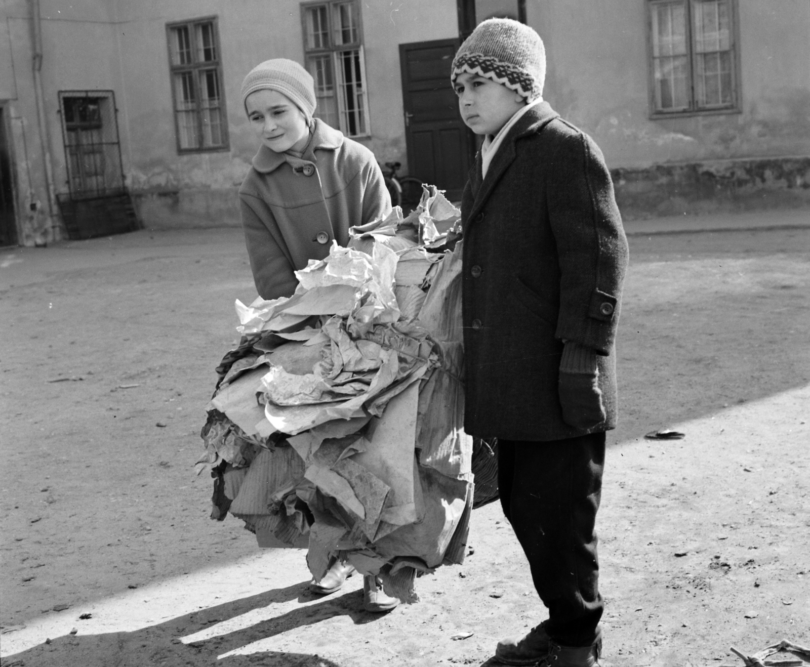 Hungary,Lake Balaton, Keszthely, hulladékgyűjtő gyerekek a Csány László Általános Iskola Kossuth Lajos utca 45. szám alatti épületének udvarán., 1968, Hunyady József, Fortepan #106545