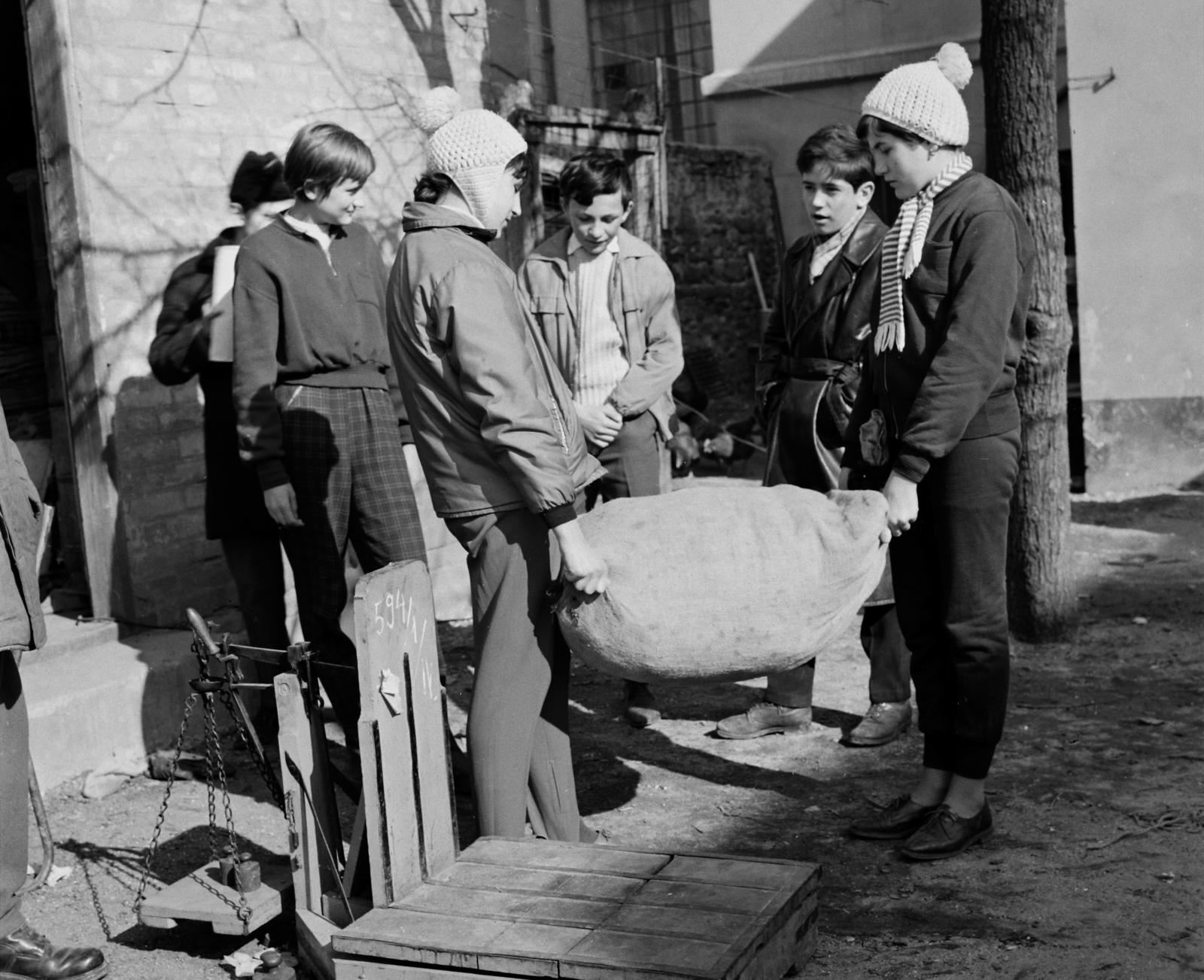 Hungary,Lake Balaton, Keszthely, Sopron utca 7., a Dongó ház udvara, vadgesztenyét leadó gyerekek a MÉH telepen. Ma az épület kézművesházként működik., 1968, Hunyady József, sack, scale, Fortepan #106546