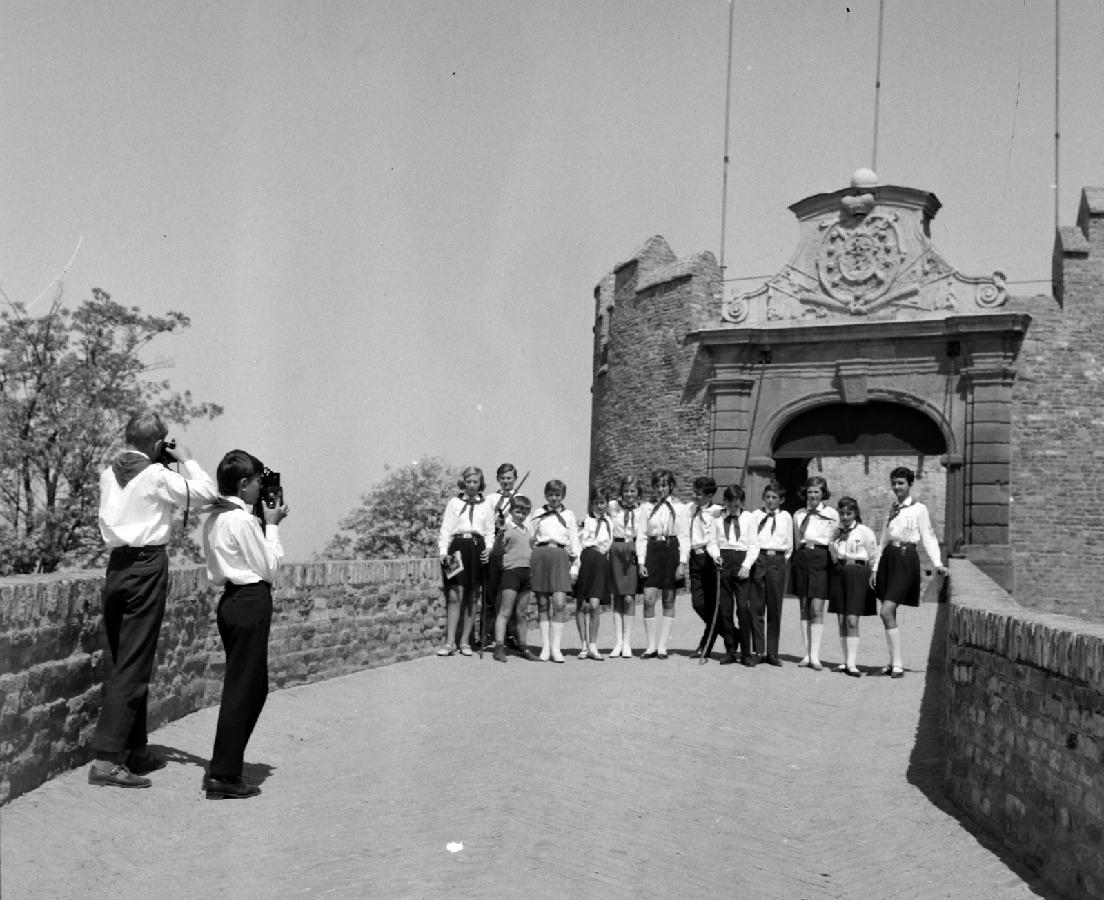 Hungary, Siklós, a vár főkapuja., 1968, Hunyady József, pioneer, photography, Batthyány-crest, pioneer tie, sword, pistol, camera, Fortepan #106559