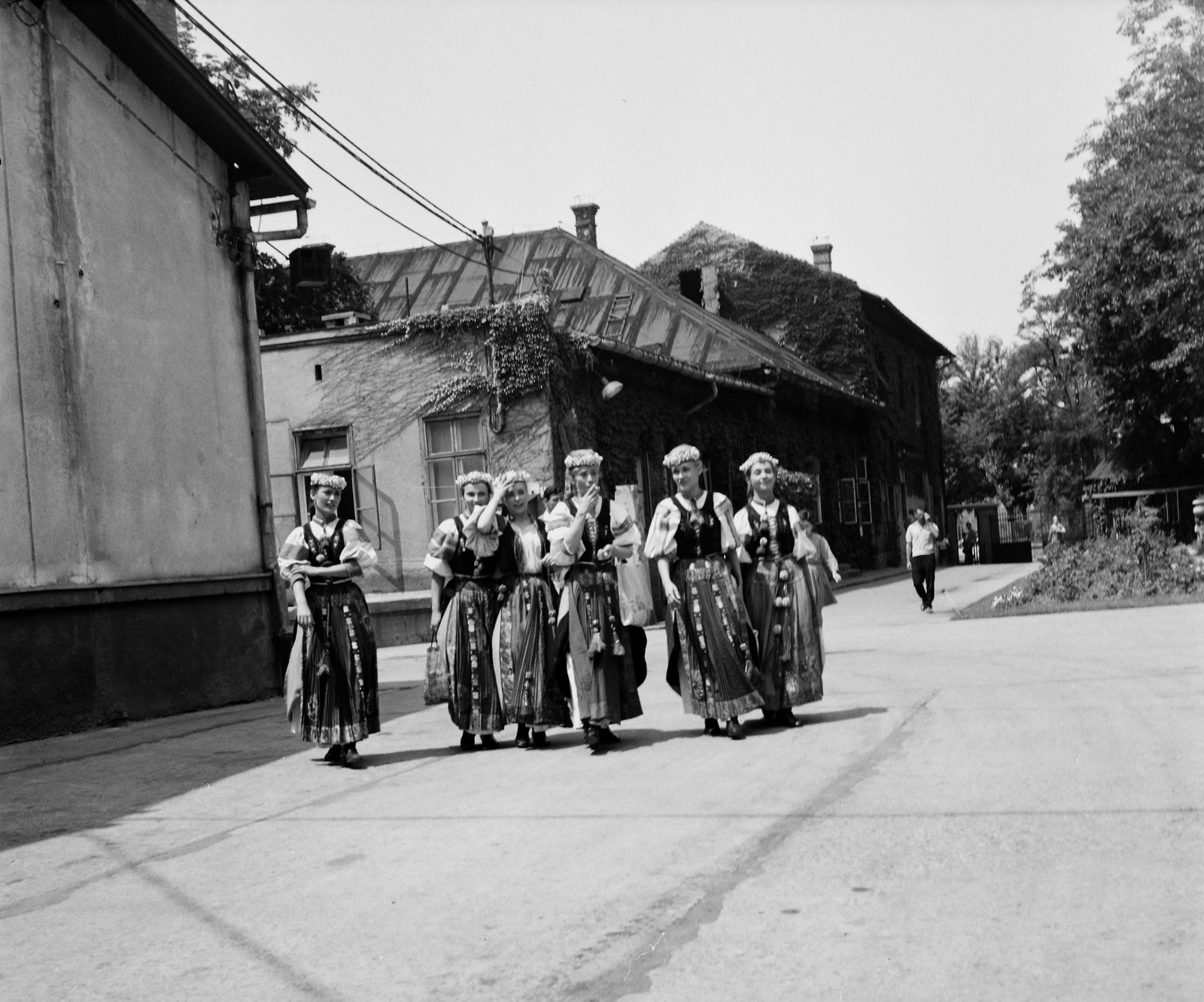 Hungary, Budapest XIV., Róna (Lumumba) utca 174., a Hunnia Filmgyár telepe. Táncosok Az életbe táncoltatott leány című film forgatásakor., 1964, Hunyady József, folk costume, Budapest, Fortepan #106566