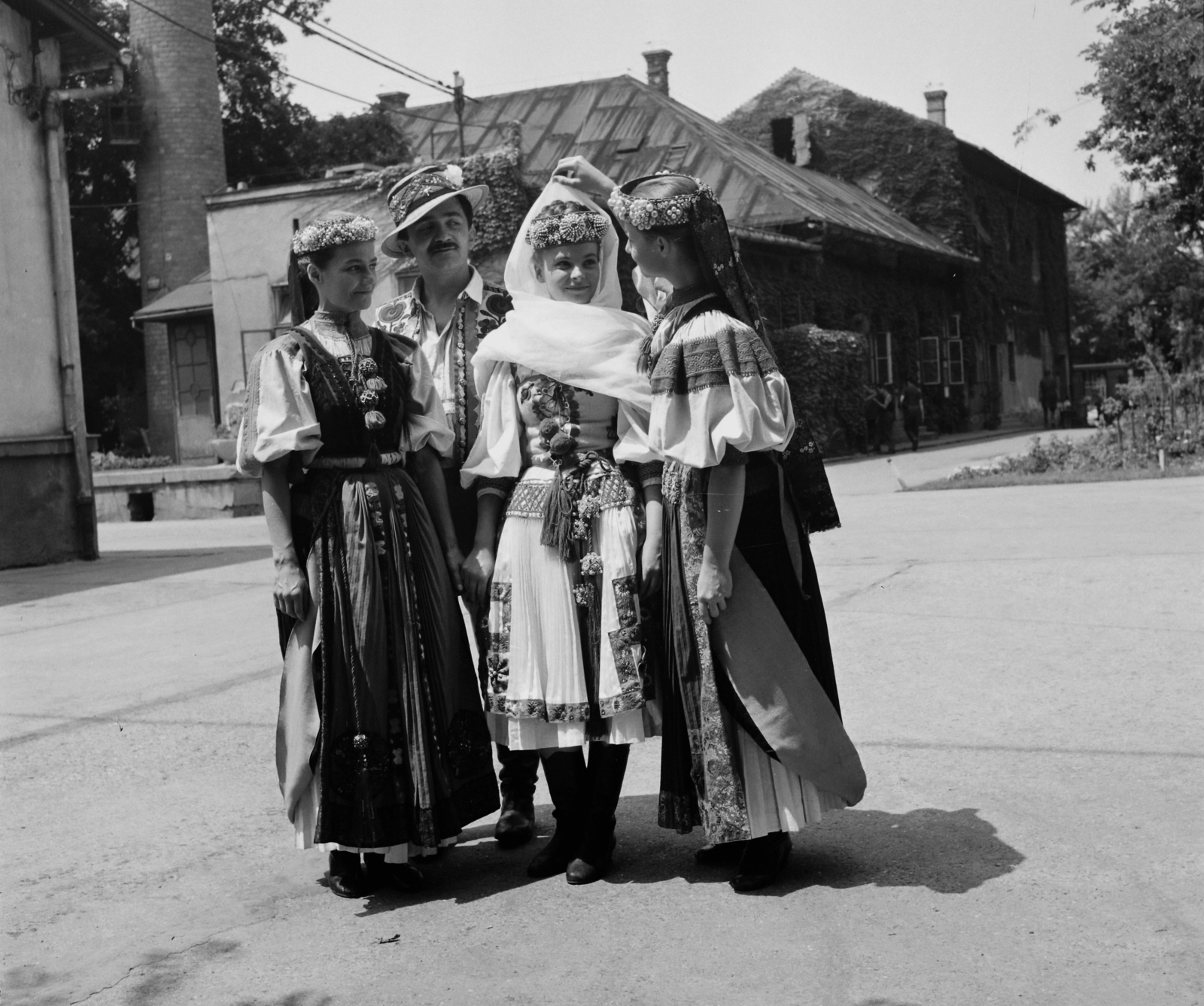 Hungary, Budapest XIV., Róna (Lumumba) utca 174., a Hunnia Filmgyár telepe. Táncosok Az életbe táncoltatott leány című film forgatásakor., 1964, Hunyady József, folk costume, Budapest, Fortepan #106569