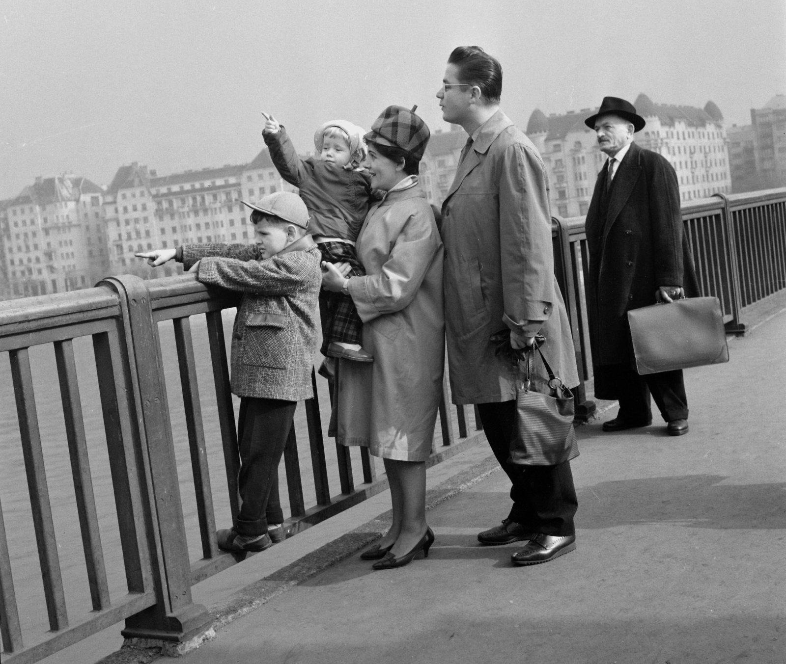 Hungary, Budapest, Margit híd, háttérben a Palatinus házak., 1964, Hunyady József, family, bridge, house, Fortepan #106585