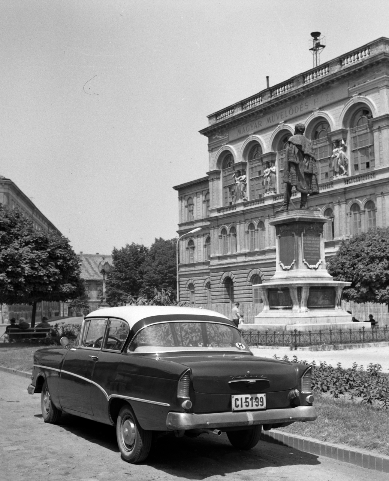 Magyarország, Sopron, Széchenyi tér, Széchenyi István szobrát Izsó Miklós gipszmintája alapján Mátrai Lajos György készítette (1897). Jobbra a Liszt Ferenc Konferencia és Kulturális Központ (egykor Kaszinó, majd Magyar Művelődés Háza)., 1965, Hunyady József, Opel-márka, középület, rendszám, kaszinó, Széchenyi István-ábrázolás, országjelzés, Mátrai Lajos György-terv, Ludwig Wächtler-terv, Fortepan #106592