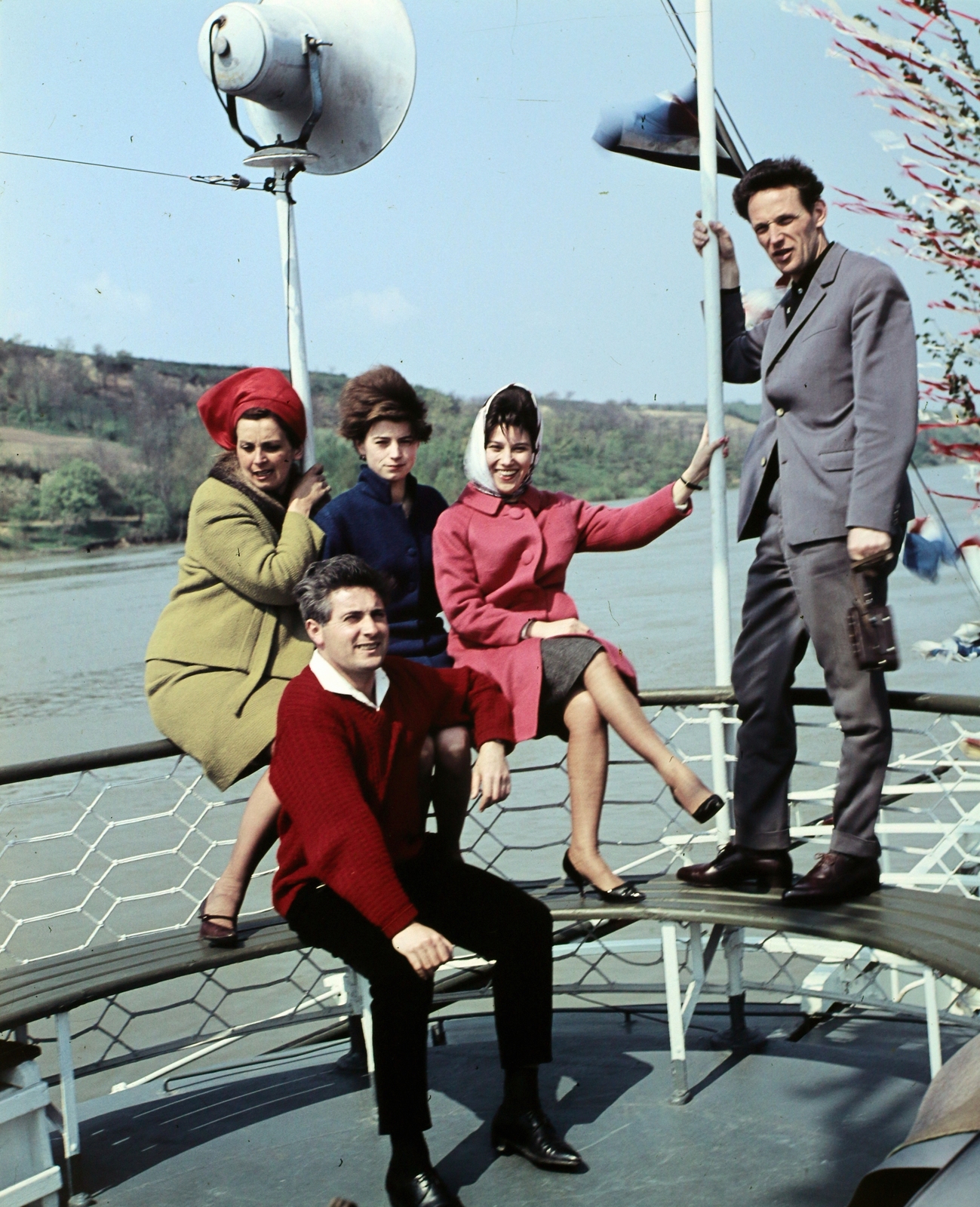 Magyarország, a felvétel a Felszabadulás gőzhajó fedélzetén az Írószövetség jugoszláviai útja során készült. A padon ül Fülöp János író, forgatókönyvíró., 1965, Hunyady József, színes, Fortepan #106597