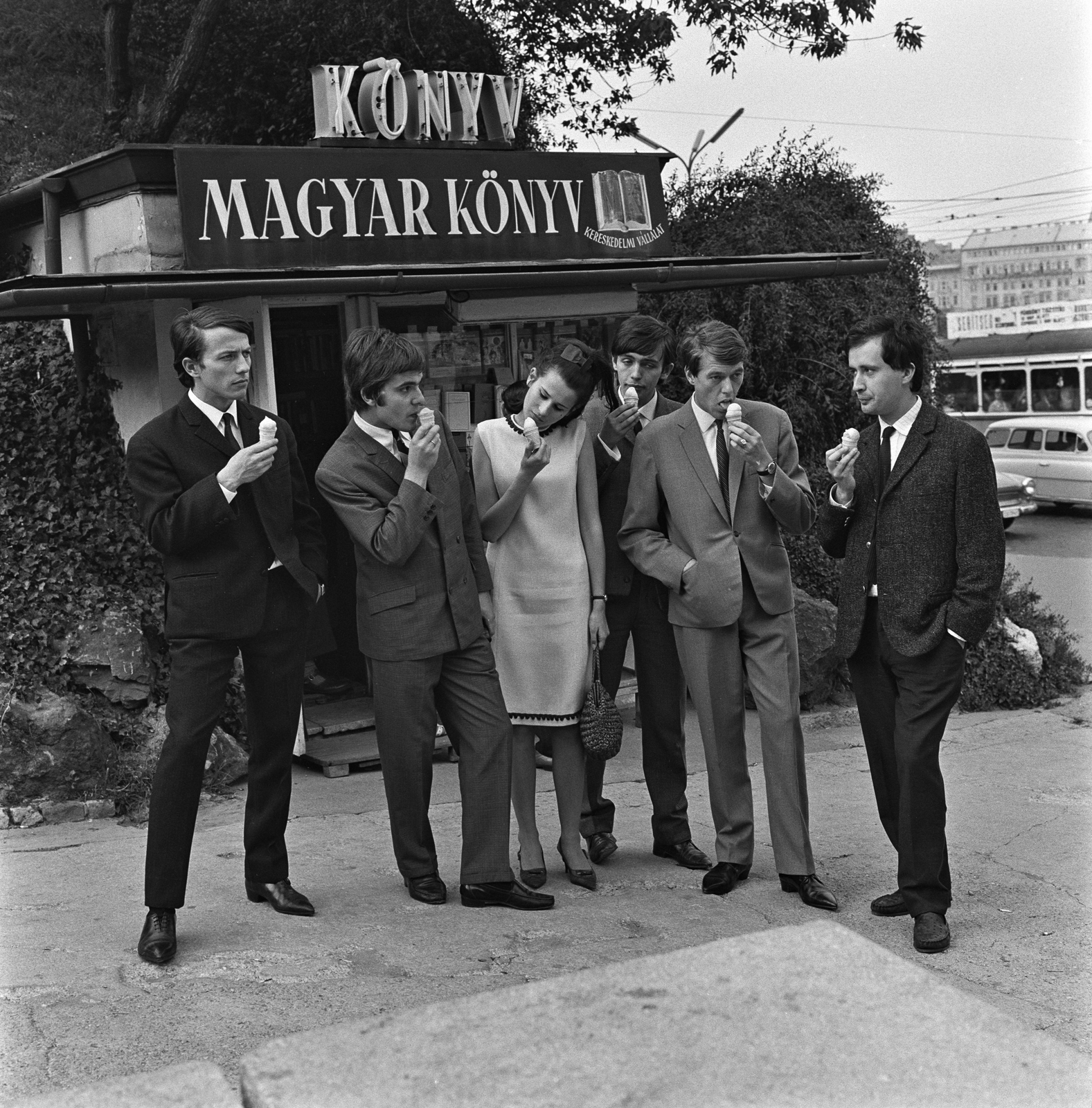 Magyarország, Budapest XI., Szent Gellért tér, Szent Gellért rakpart - Kelenhegyi út sarok. Koncz Zsuzsa énekesnő és a Metró együttes: Sztevanovity Zorán, Bokány Ferenc, Sztevanovity Dusán, Brunner Győző, Latzin Norbert., 1965, Hunyady József, híres ember, beat-korszak, könyv, fagylalt, zenekar, pavilon, öltöny, tölcsér, Budapest, zsebredugott kéz, Best of, zenész, Fortepan #106620