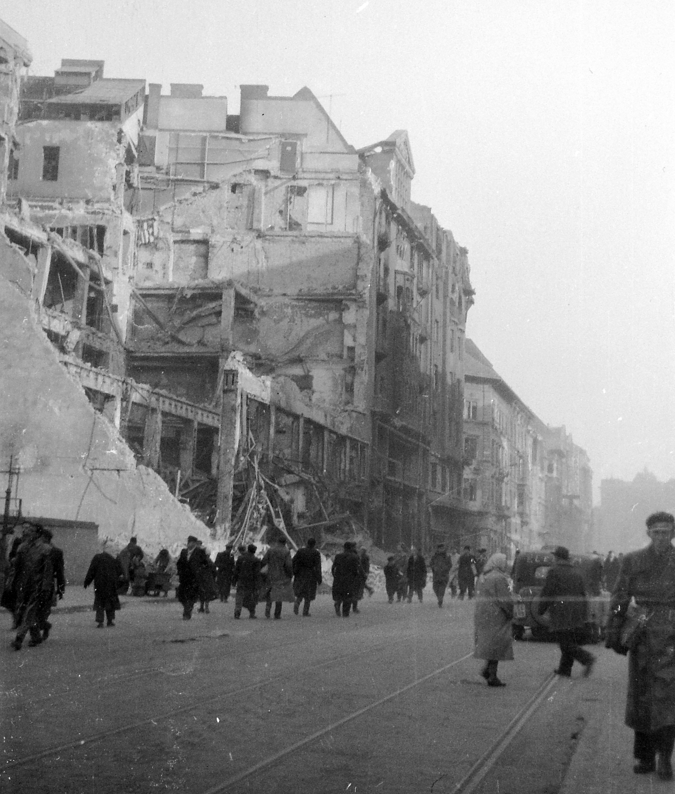 Hungary, Budapest VII., Rákóczi út a Szövetség utcától a Keleti pályaudvar felé nézve. Balra a Magyar Divatcsarnok romjai., 1956, Fortepan, revolution, pedestrian, street view, damaged building, Budapest, Fortepan #10665