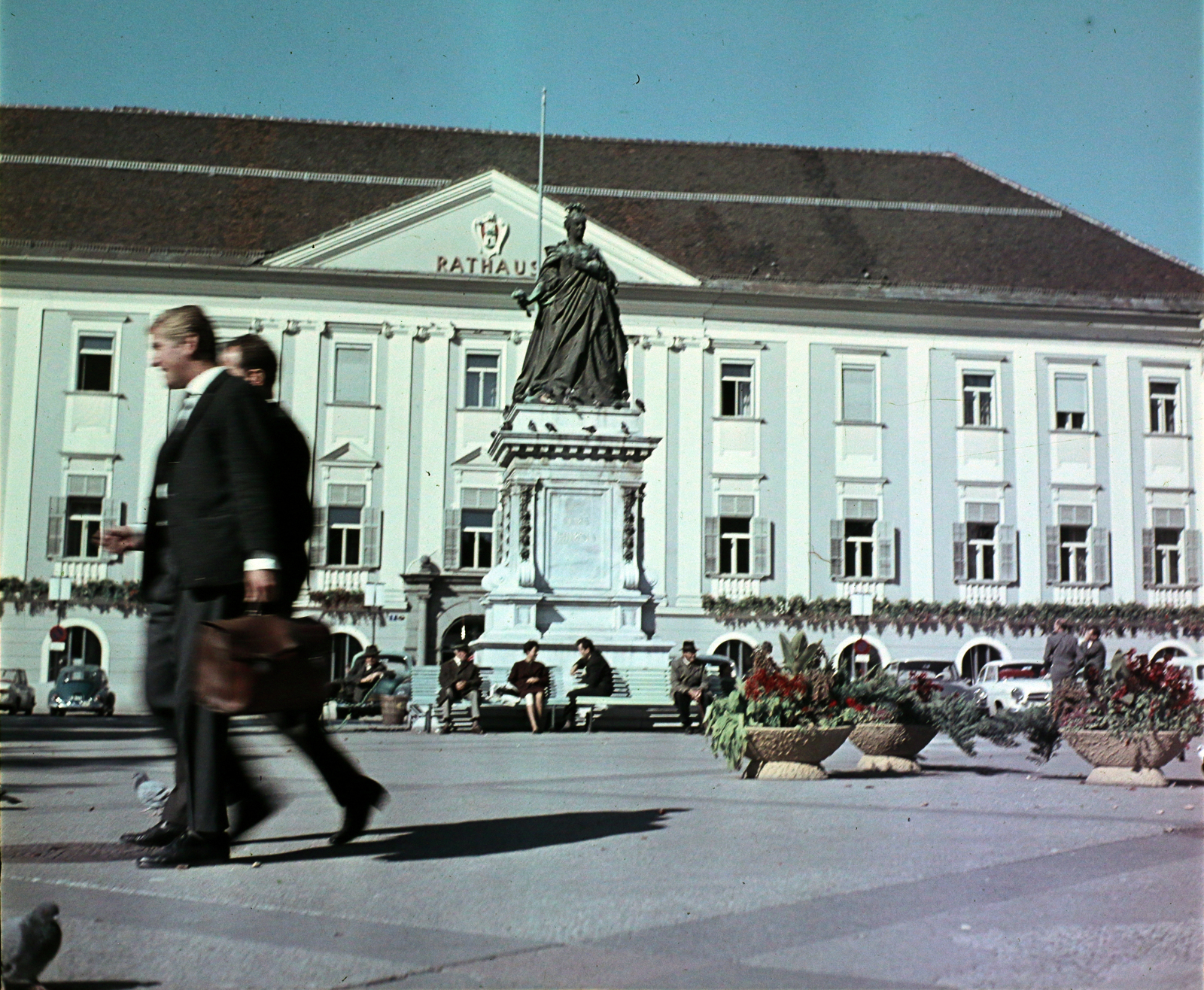 Austria, Klagenfurt, Neuer Platz, Városháza, előtérben a Mária Terézia emlékmű., 1964, Hunyady József, colorful, sculpture, monument, palace, public building, pediment, Maria Theresa portrayal, Fortepan #106658