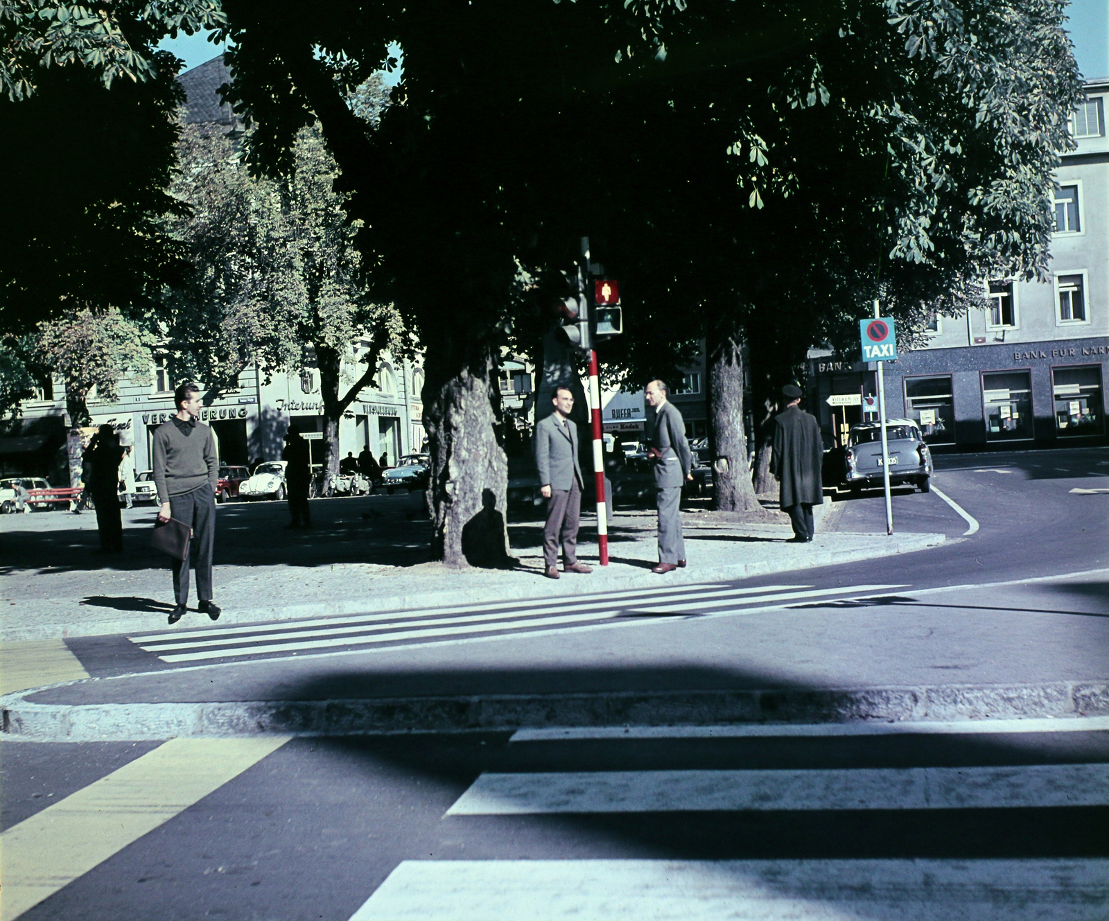 Ausztria, Klagenfurt, Neuer Platz a Karfreitstrasse torkolatától nézve. A tér túloldalán jobbra a Burggasse., 1964, Hunyady József, színes, Fortepan #106659