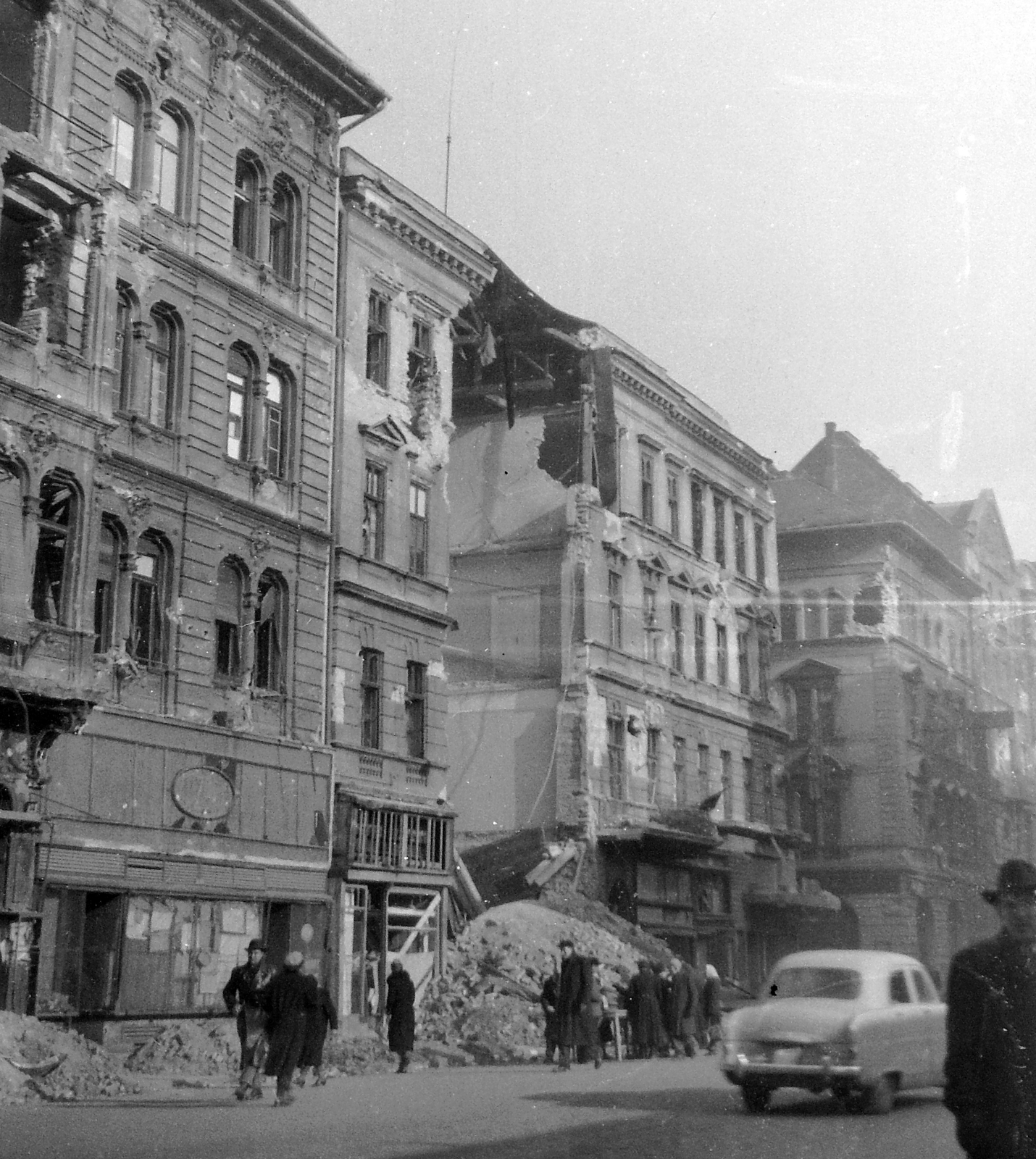 Hungary, Budapest VII., Rákóczi út a Kenyérmező utca felől a Huszár utca felé nézve., 1956, Fortepan, revolution, pedestrian, street view, store display, damaged building, automobile, Budapest, Fortepan #10666