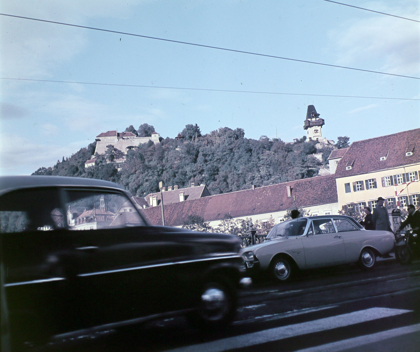 Austria, Graz, Erzherzog Johann Brücke (korábban Hauptbrücke) a Mura folyó felett. Szemben a vár és az óratorony a Schlossbergen., 1964, Hunyady József, colorful, clock tower, Fortepan #106663